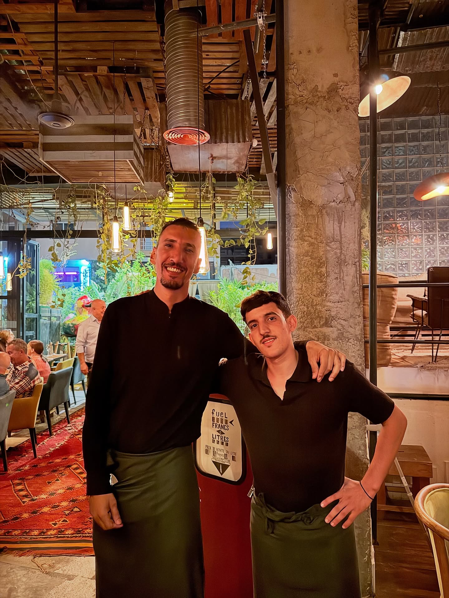 On vous présente Abdou & Yassine, deux membres de notre équipe de choc, qui font tout pour vous offrir la meilleure expérience possible 🤩 #restaurantmarrakech #marrakeshrestaurant #restaurant #frenchrestaurant #fusion #finefood #finedinning
