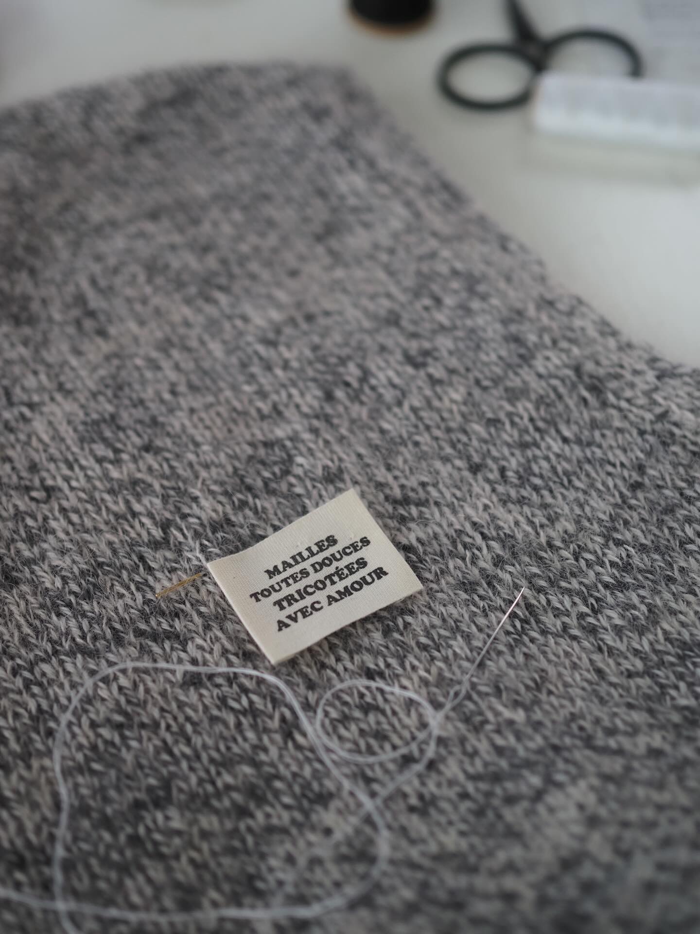 C’est un lundi en mode derniers préparatifs pour le salon @salonsdiy 📦
Ça veut dire tout regrouper, charger la voiture, remplir le frigo avec quelques plats pour les garçons, et un peu de tricot aussi car j’aimerais finir cette seconde capuche col Romie en fil Sable couleur fougère de @lainesduvalgaudemar
Tout est prêt ✨ pour que vous retrouviez NINA, STAN & MONA en version papier et code de téléchargement pdf sur mon stand K042 au salon @salonsdiy & et en ligne dès mercredi 26 novembre.
Toutes les étiquettes seront aussi disponibles sur mon stand. Avec deux nouvelles 🏷️ et un réassort de vos chouchous qui étaient en rupture reçu juste à temps cet après midi 😅 Je les ai donc momentanément enlevé du site mais elles reviendront à mon retour du salon.
💌 N’hésitez pas à vous inscrire à la newsletter pour recevoir toutes les informations en avant première.
Et j’ai aussi ajouté une dernière petite touche à mon slipover Cezanne tricoté dans les fils de @yarnbysimone
Et demain on prend la route 🚗
.
#atelieremilie #ateliermiliedesigns
#knitting #knitweardesigner #mohairaddict
#tricotété #summerknitting knit knitting knitter
#tricot #strikk tricot #jeportecequejetricote