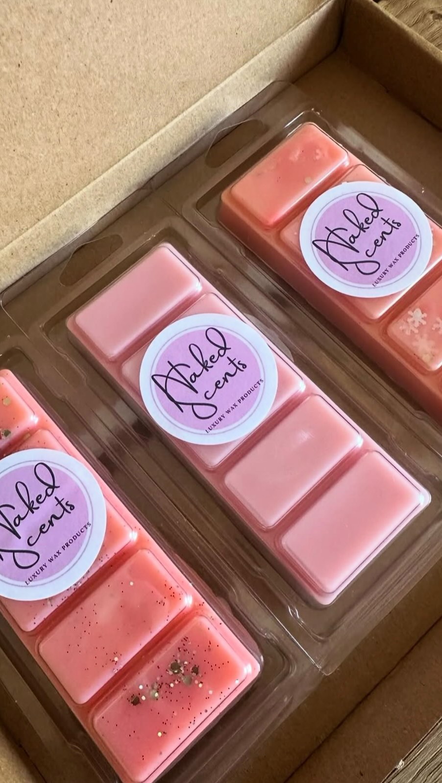 Unboxing our pink gingerbread man wax melt burner and wax melt set. Each wax melt burner comes with a gingerbread scented gingerbread man wax melt ๐