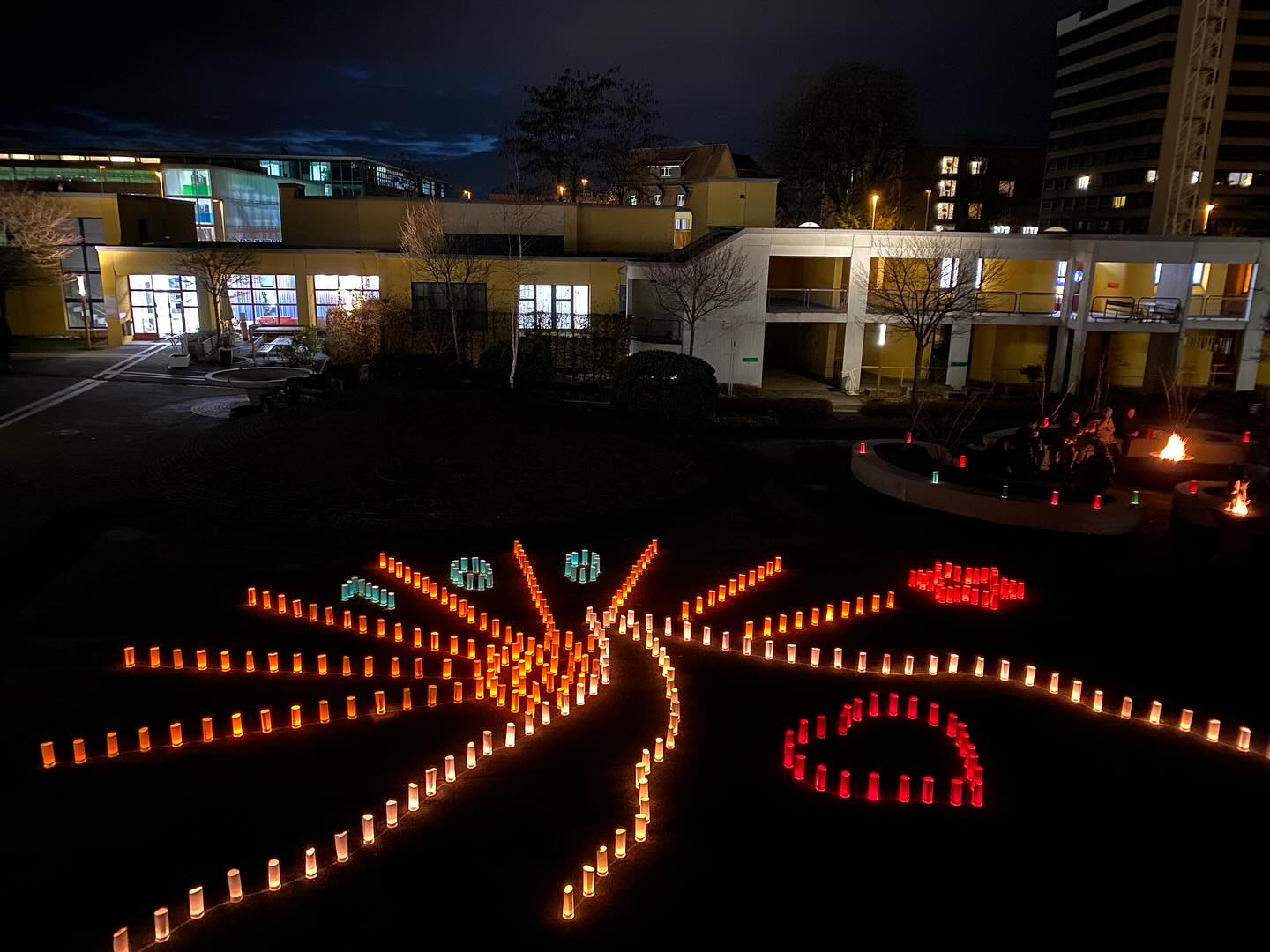 Stimmungsvoller Start in die Adventszeit!
Gestern, am 1. Dezember sind wir mit unserem traditionellen Lichteranlass in die Adventszeit eingetaucht. Das beeindruckende Lichterkunstwerk wurde von den Schülerinnen und Schüler gestaltet.
Beim gemütlichen Beisammensein durften wir Lebkuchen und Punsch geniessen und gemeinsam auf ein besonderes Jahr zurückblicken – unser 100-Jahr-Jubiläum!
Wie bist du in die Vorweihnachtszeit gestartet? Gibt es bei euch auch eine Tradition?
#advent #kerzen #kunstwek #lichteranlass #gemeinschaft #100jahrejubiläum
