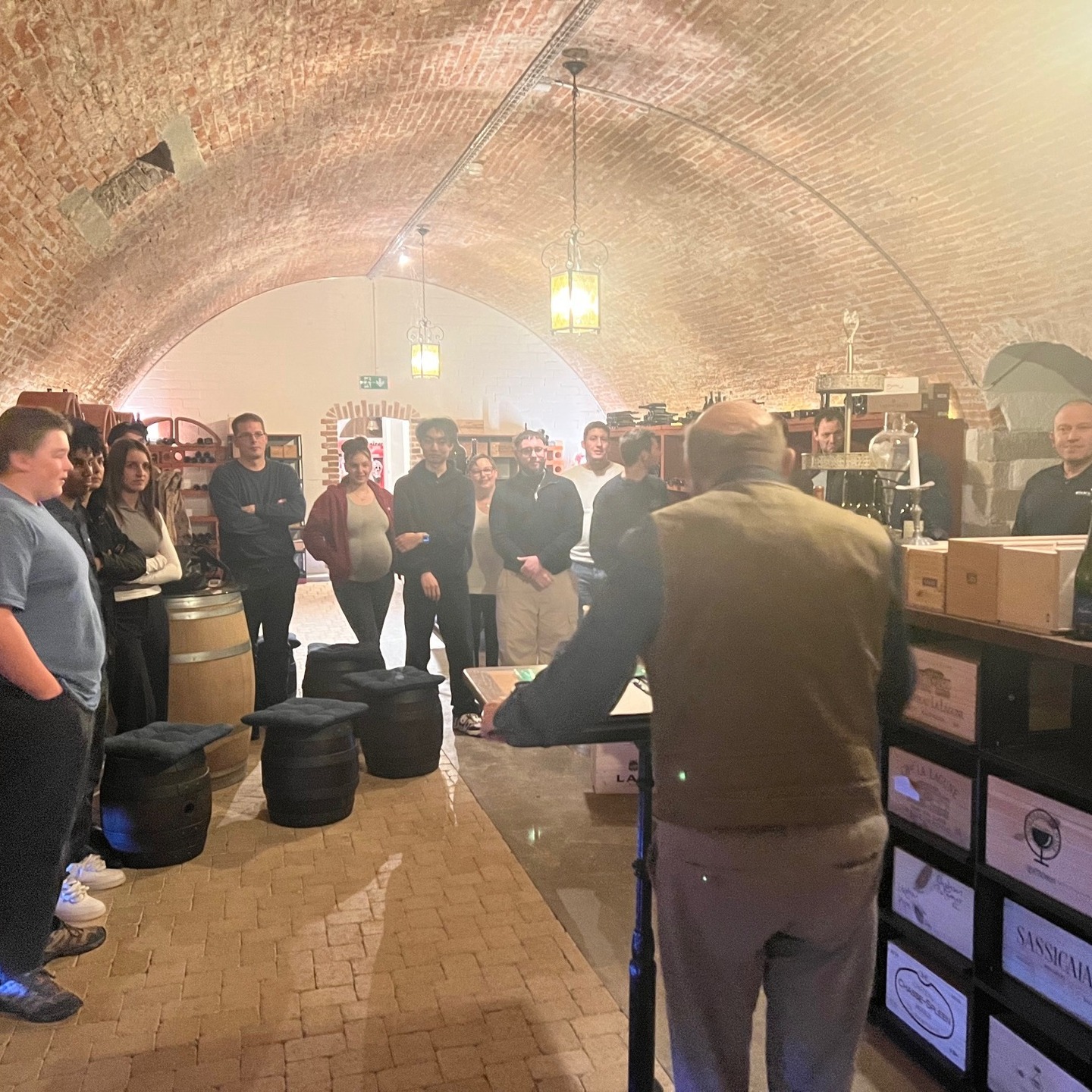 Rückblick auf unser Firmenessen ✨
Wie jedes Jahr durften wir auch dieses Jahr wiederum ein gemütliches Firmenessen durchführen. Gestartet haben wir mit einem gemütlichen Kaffeehalt bei Kambly, bevor wir spannende Einblicke bei der Besichtigung des Neubaus des Campus Eishockeystadions erhielten. Beim anschliessenden Apéro blieb Zeit für gute Gespräche und gemeinsames Anstossen, ehe wir den gelungenen Tag mit einem feinen Nachtessen in entspannter Atmosphäre ausklingen liessen.
Zudem durften wir folgenden Mitarbeitern zu Ihren Jubiläen und Abschlüssen gratulieren:
Beni und Patrik zu 10 bzw. 5 Jahren Betriebszugehörigkeit
Jeanine und Jerome zur LAP Gebäudetechnikplaner/in
Severin und Joel zum Abschluss als Sanitärmeister
Nochmals herzliche Gratulation 🎉
Vielen Dank an alle, die diesen Tag so besonders gemacht haben! 🙌
#Firmenessen #TeamEvent #GemeinsamUnterwegs #GemeinsamStark #Kambly #Eishockey #Apéro #Nachtessen