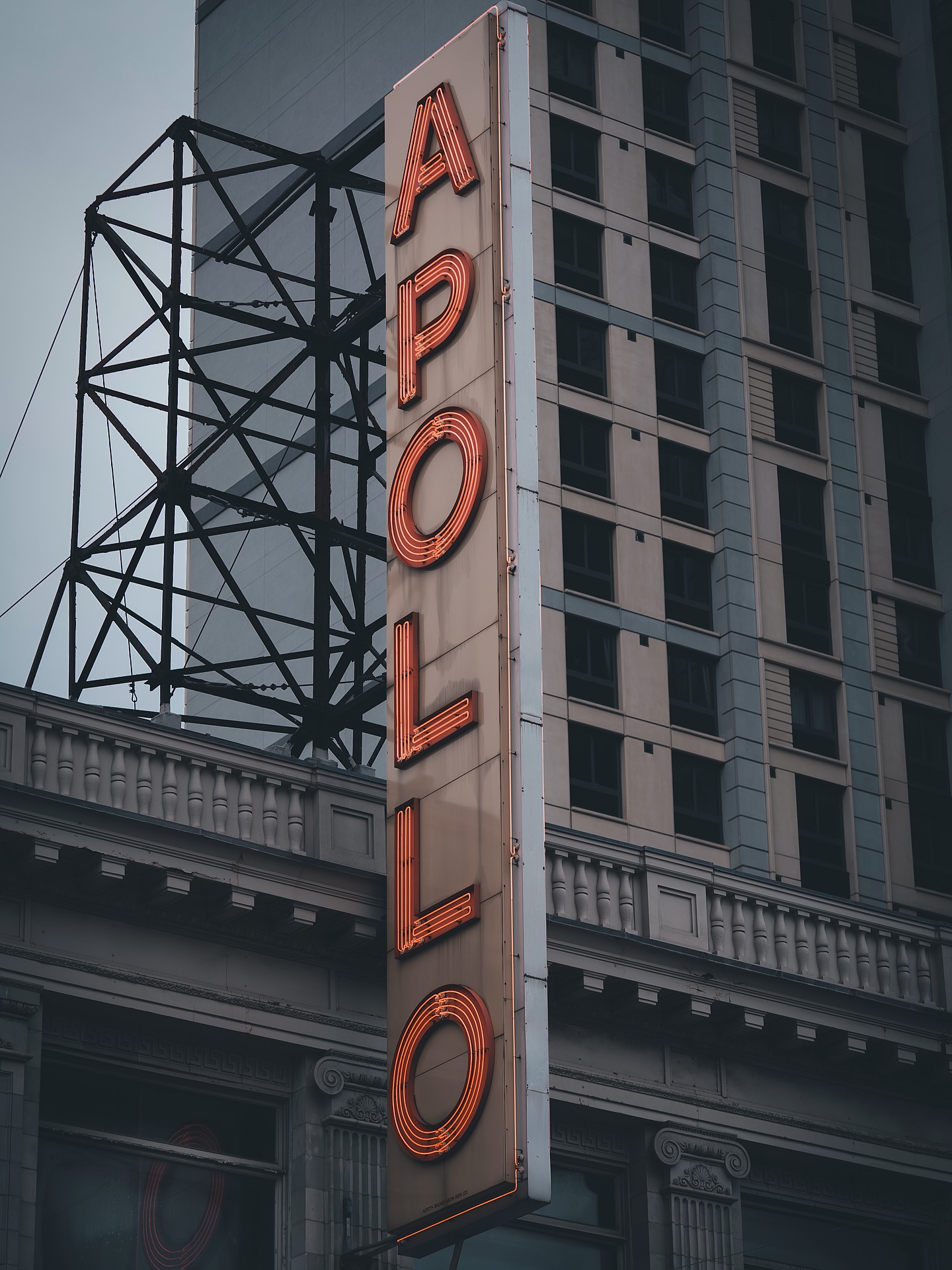 Laut, roh, widersprüchlich. Hier hängen Sneakers an Ampeln, Hausfassaden erzählen Geschichten und Graffiti ist keine Deko, sondern Kommentar. Man muss nicht lange suchen, um zu merken, dass Harlem anders tickt als der Rest von Manhattan.
Mitten drin steht das Apollo Theater. Kein Ort für große Gesten, sondern für echte Karrieren. Hier haben Menschen ihre erste Bühne bekommen, die später Musikgeschichte geschrieben haben. Soul, Jazz, Hip Hop. Wer hier auftritt, muss liefern. Das Publikum ist ehrlich. Manchmal gnadenlos. Genau das macht den Laden bis heute relevant.
Rund um das Apollo läuft Harlem einfach weiter. Lieferwagen mit Farbe, Fire Escapes an roten Backsteinhäusern, Straßenecken voller Leben. Nichts ist geschniegelt, vieles ist improvisiert.
Wenn Ihr New York wirklich verstehen wollt, dann bleibt nicht nur in Midtown. Lauft durch Harlem. Schaut hoch, schaut hin, hört zu. Und lasst Euch ein bisschen treiben.
#harlem #apollotheater #newyork #nycstreetphotography #streetphotography