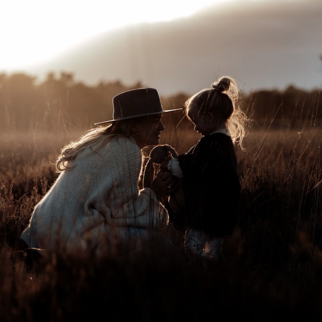 Mama & mini shoot | Winter op de heide voelt anders… stiller, zachter. Het zijn die kleine handjes, warme knuffels en jullie vertrouwde connectie die deze momentjes zo bijzonder maken. Liefde in zijn puurste vorm, die ik heel graag vast leg als herinnering voor altijd. 🤎