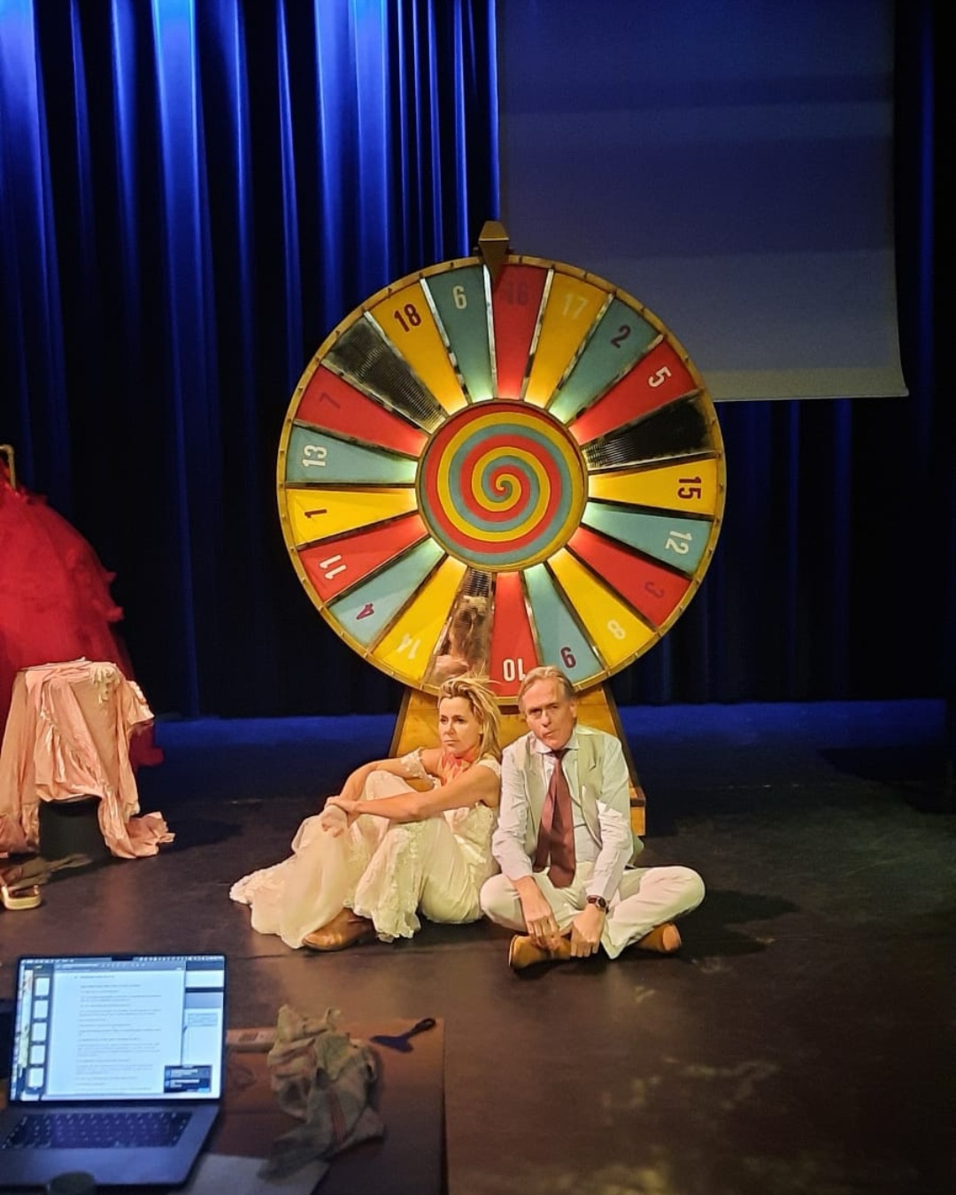 Onze eerste week van try-outs zit erop, en ons theaterkind is geboren! Het is nog klein en moet nog leren lopen, maar wat een begin. Nog één try-out te gaan in Haastrecht, en dan is het vrijdag zover: de grote premiere!
#ratvanfortuin #theatertour #frehooftvanhuysduynen #jortkelder