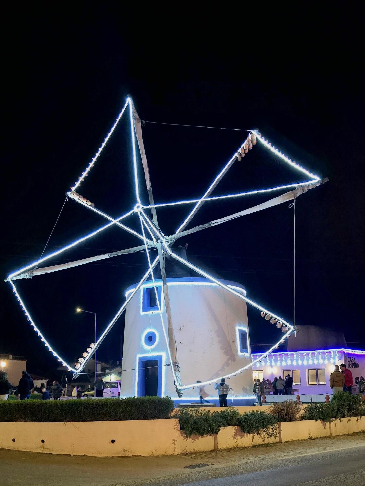 In the small town of Silveira, it’s a Christmas tradition to light up their historic windmill, where locals gather to enjoy its famed “pão com chouriço” (smoked sausage bread) baked in a blazing stone oven. Part of Torres Vedras, these historic windmills dot the hilltops and are an icon of the landscape.
#portugal #tourism #traveling