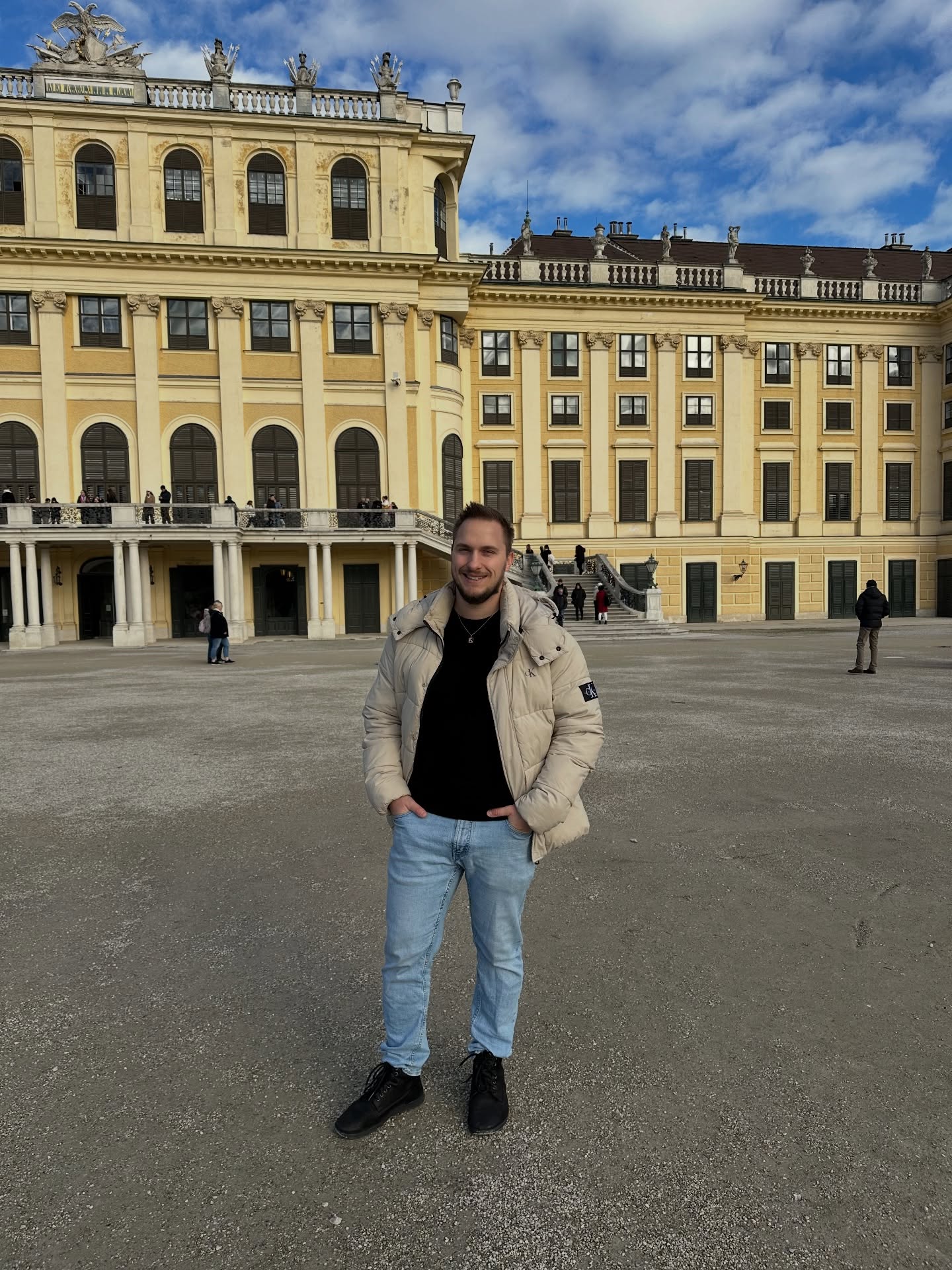 Vánoční Vídeň & Schönbrunn 🎄
~
Ze všech míst mě nejvíc dostal samotný palác Schönbrunn. Ta velikost a prostor mi fakt vyrazily dech a vánoční trhy tam byly příjemně klidné. Když jsme vyšli ke Gloriettě, inspirované antikou, otevřel se nám výhled na celou Vídeň a na chvíli jsem úplně zpomalil.
Poprvé po dlouhé době jsem si od profi práce odskočil a udělal si volný čas se ženou. Možná právě proto mi to celé sedlo tak dobře.
Po procházce jsme dali Café Hawelka, autentickou kavárnu z roku 1939, kde má všechno duši. A pak Café Landtmann, elegantní vídeňskou klasiku z roku 1873 s atmosférou, která tě uklidní hned po vstupu. To je něco pro milovníka dobré kávy a lidí. ☕️
Prostě Vánoční Vídeň v té nejsurovější podobě. PS, v centru se nedalo ani hnout. Konec hlášení.
Honza
#vanocnividen #vienna #schonbrunn #gloriette #christmasvienna #christmastrip #wintervienna #austria #cafelandtmann #cafehawelka #vanocnitrhy #weekendoff