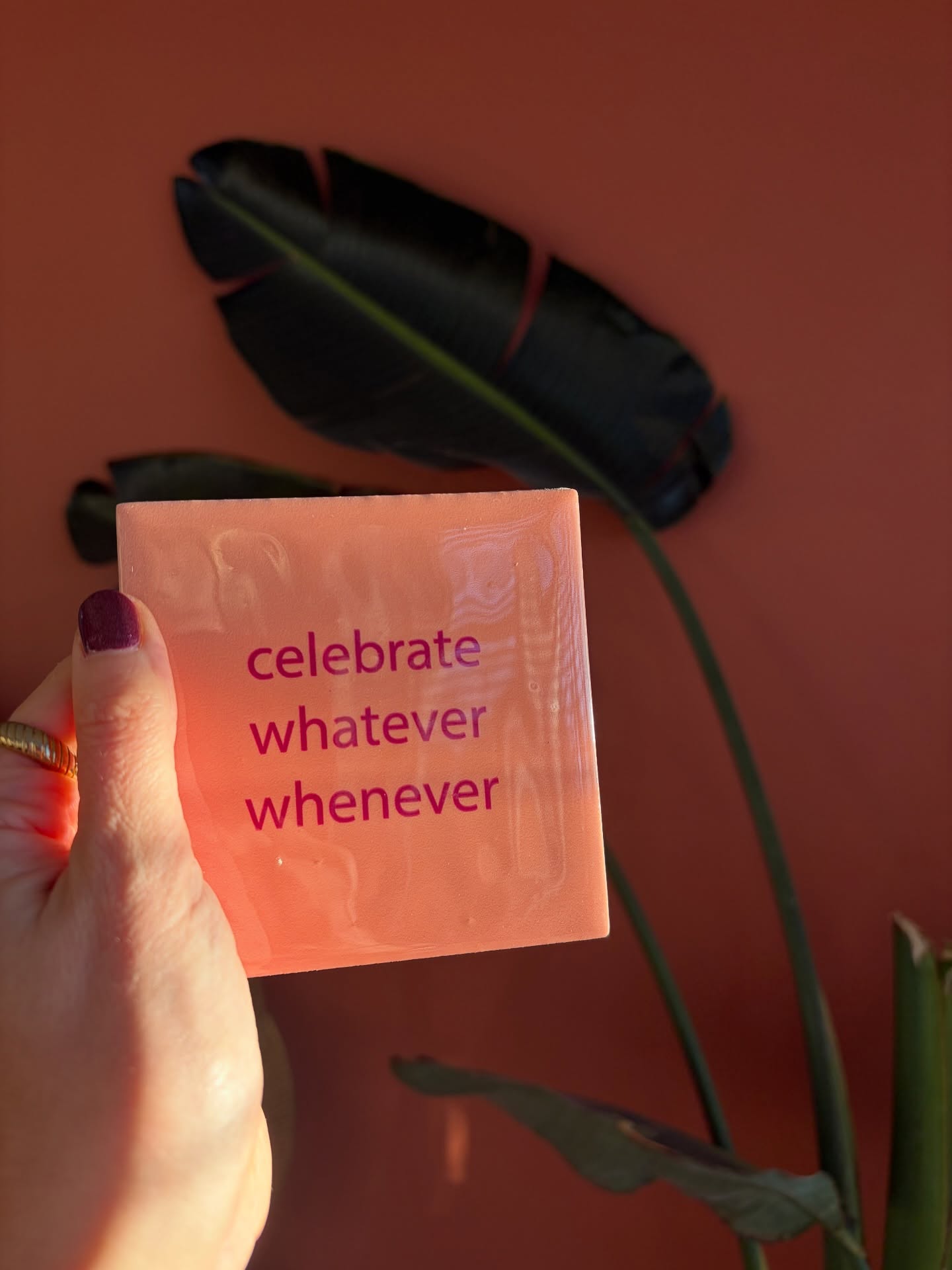 Elk jaar maken mijn kinderen Ben, Tibbe en ik samen een bewuste keuze: aan welk goed doel doneren we dit jaar? Want ik geloof niet in ‘alle kleine beetjes helpen’.
Niet elke keer een klein bedrag bij iedere collectant die randomly aanbelt, maar één gerichte en bewuste keuze met een bedrag wat echt even pijn doet.
👉 Focus = grotere impact.
Vorig jaar raakten mijn jongens me met hun keuze. Als kinderen met gescheiden ouders hebben ze 2x zoveel feestjes en ze wilden iets doen voor kinderen die het niet zo goed hebben thuis. We kwamen er op om te doneren aan @stichtingkinderfeest : zij organiseren verjaardagspartijtjes voor kinderen die opgroeien in gezinnen waar geen geld is voor een kinderfeestje.
Het thema liet mij dit jaar niet meer los. Want als je me kent weet je dat de vraag die ik het meeste stel is: “hoe kun je het vieren?”. Thuis vieren we alles wat los en vast zit: elk goed/slecht cijfer, elke spannende stap, elk inzicht, elke les. En ook in mijn bedrijf vieren we elke succeservaring: een fantastische klant gaf me zelfs dit tegeltje kado 🤩
Vieren zorgt voor groei, bewust aanwezig zijn in het Nu, verbinding en vertrouwen. Maar wat als er geen middelen zijn om het leven te vieren?
Dus besloot ik dit jaar ook vrijwilligerswerk te doen voor de Stichting en draag ik de toffe titel: feestcoördinator! We tikken bijna de 500 kinderfeestjes aan dit jaar, en de impact die dat maakt op gezinnen is amazing blijkt uit onderzoek:
💛 De kinderen hadden meer zin om naar school te gaan (80%);
💛 Er is een positief effect op de gemoedstoestand van het kind (90%);
💛 Het zelfvertrouwen van het kind in het dagelijks leven is versterkt (86%).
Overweeg je waar jij aan wilt bijdragen dit jaar? Dan nodig ik je van harte uit om Stichting Kinderfeest te steunen.
En ik ben nieuwsgierig: welk thema heeft jou dit jaar geraakt en draag je aan bij?