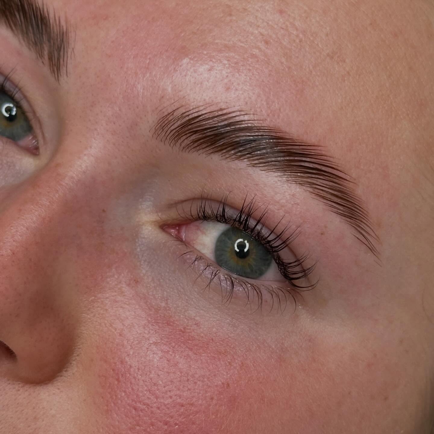 Blessing your Saturday with this gorgeous brow lamination and lash lift combo ✨🪄
#browlam #yumilashes #embellirnz