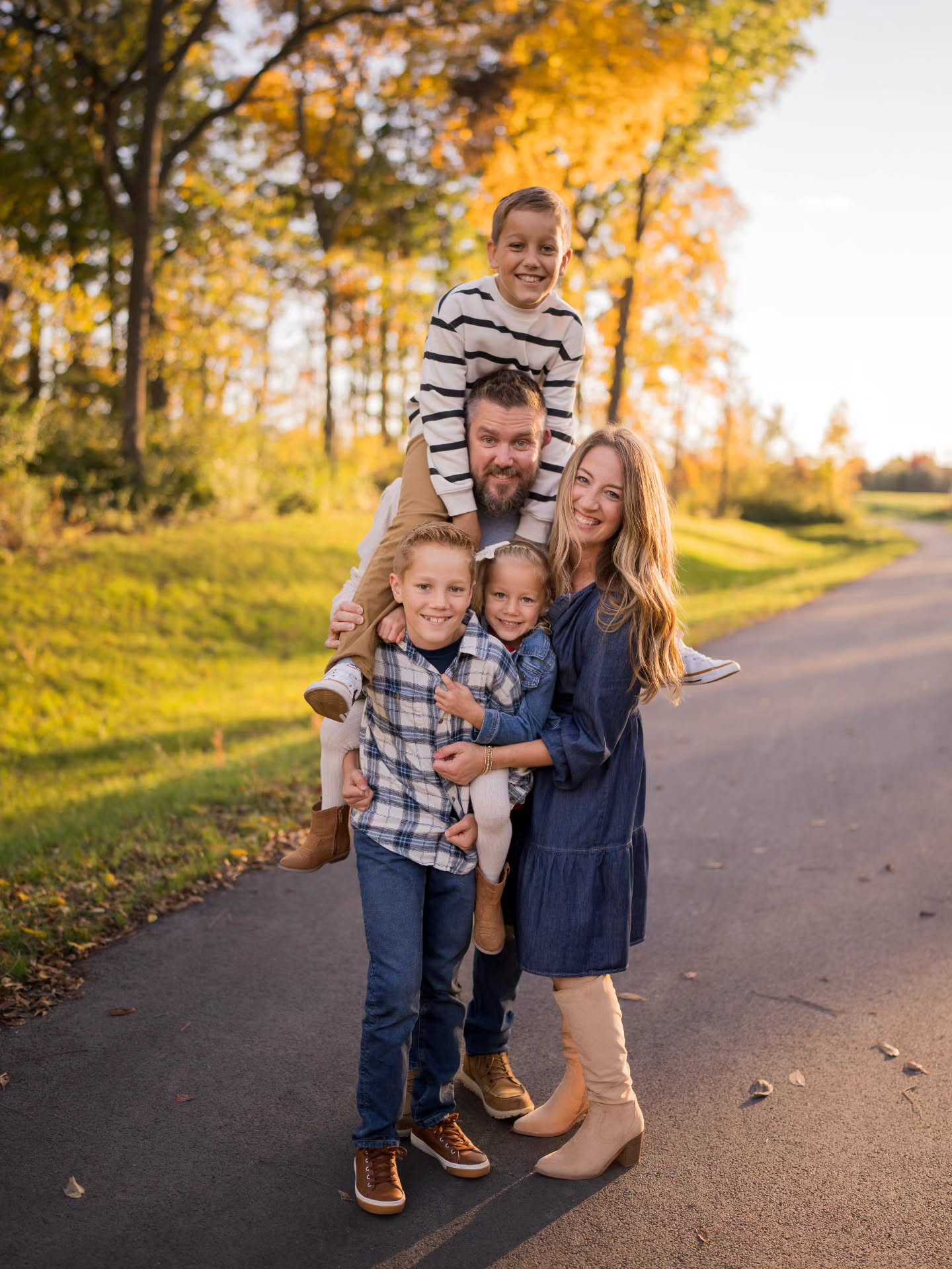 When your family photos are a 2 minute walk from your house. Jealous!! Deff a new favorite location.
#familyphotos #fallphotos #aurorail #sugargroveillinois