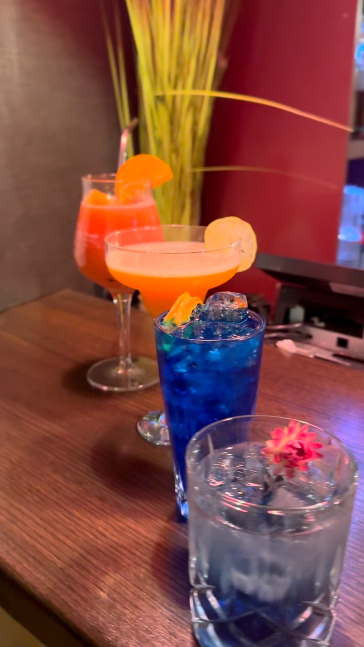 Épreuve 2 : L’épreuve du goût 🏆
Bravo aux warriors qui ont survécu 💪
Vous êtes déjà plus de 6 500 à avoir vu notre vidéo en 24h 😳
… pour une simple épreuve d’orientation entre le parking du Gravier et le Canot’.
On ne s’attendait pas à ça 😂
Merci pour vos messages, vos passages hier & vos fou-rires 💛
Maintenant que vous savez venir jusqu’ici…
👉 Vous passez à l’épreuve suivante ?
🍸 IMMERSIVE LIVE EXPERIENCE + CHILL ELECTRO HOUSE
📍 Ce soir – Samedi 29 novembre
🕢 18h30 → Immersive Live (comme un concert, mais sans la foule)
🕚 → Dancefloor feel good Electro House
🎟️ Entrée libre • Cocktails signature • Planches & petite restauration maison
🎯 Nouvelle épreuve : L’épreuve du goût
📊 Vote en story : choisis le cocktail champion
Blue Island 🌊
Violetta 💜
Porn Star 🌟
Sex On The Beach 🌅
🎶 Ambiance feel-good • danse cool • 0 bousculade
📍 18 rue du Buis – Aurillac
💛 Viens seul, à deux, en bande : juste viens vivre un moment simple & vrai.
Le Canot’
Pour ceux qui aiment encore sortir… mais autrement.
#SortirAurillac #AurillacByNight #CantalAuCoeur
#CocktailSignature #ImmersiveLive #ChillElectroHouse
#LeCanot #SortirAutrement #PasCommeLesAutres
#KohLantaChallenge