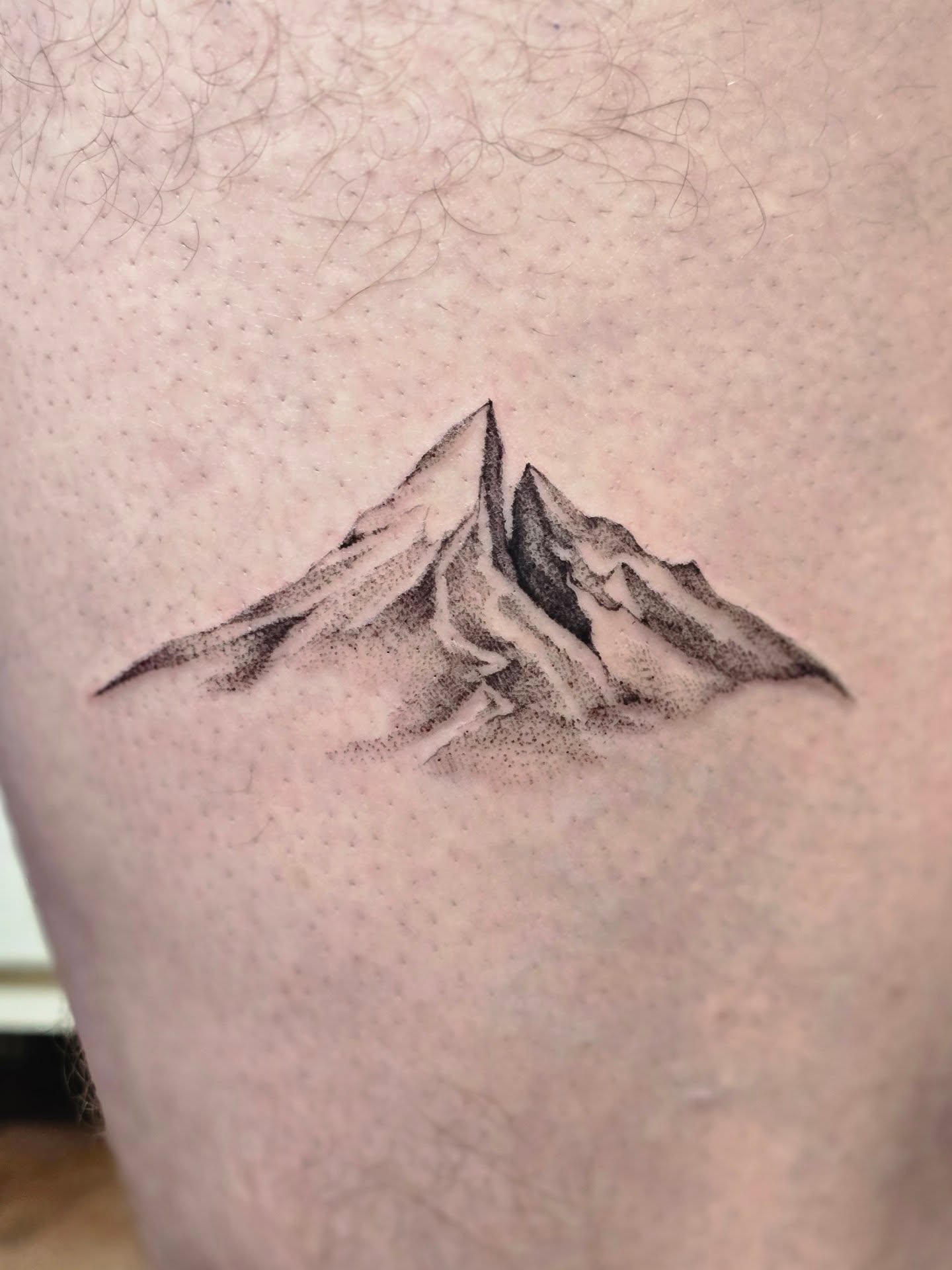 Halo Mountain by @fruitloop_illustrations!
#dmvtattooshop #dmvtattoos #halo #mountaintattoo