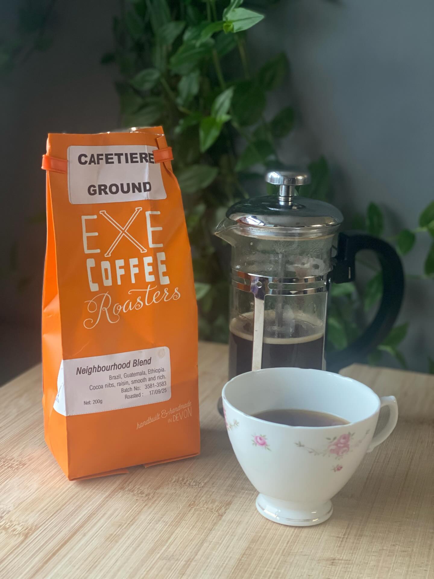 When the Thanksgiving and Christmas madness is in full swing. won’t stop for another month, and your friends know exactly what to bring you. Fantastic coffee, which will forever remind us of that one epic day-after-the wedding breakfast where @execoffeeroasters joined us with the cutest coffee cart!
Thank you @cool_cat_642018 & Lee for the coffee 🩵 I can finally drink a little bit of coffee again!!
#localbusiness #sustainablecatering #familybusines #readyforanotherday #thanksgivingcooking #privatechef #cheflife #localcoffee #exeroasters #caffetière