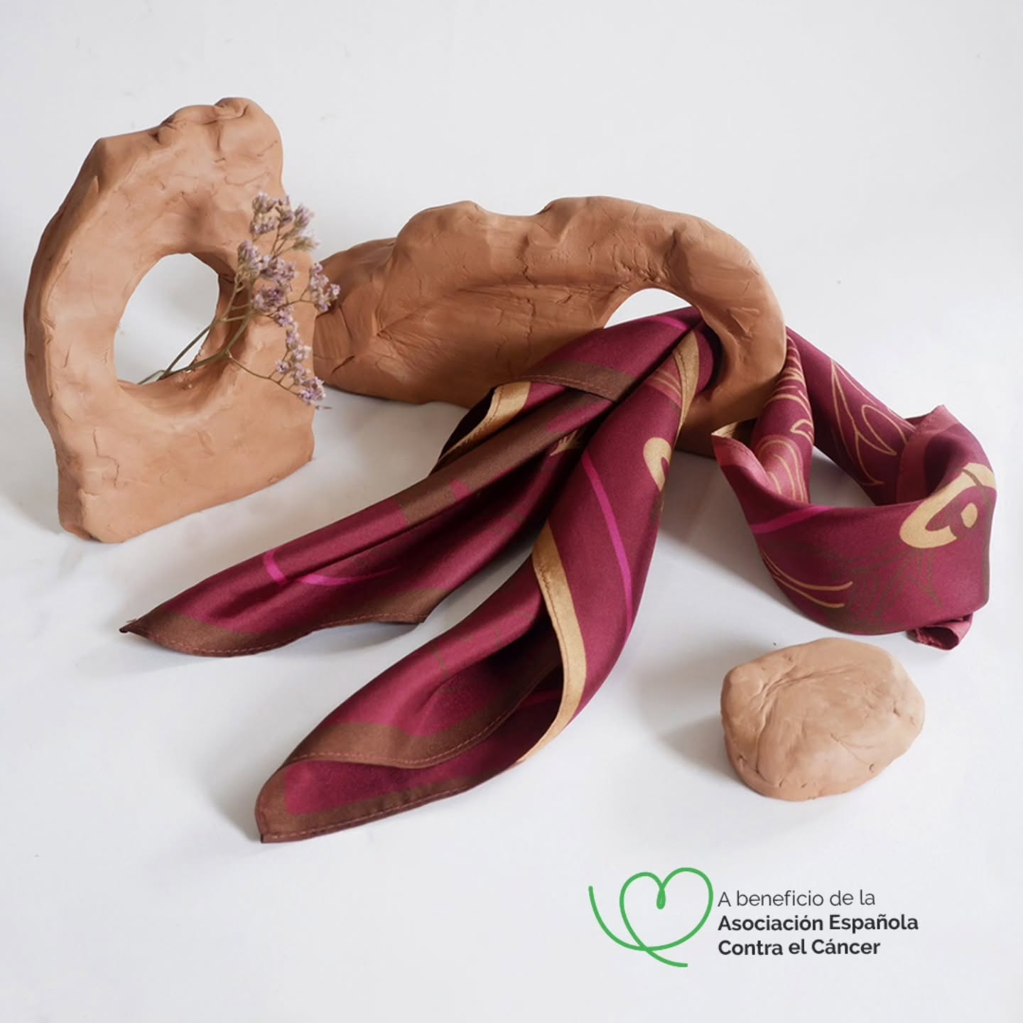 Este pañuelo forma parte de vivir entre flores, una colección solidaria que nace de mi propia historia personal. Su diseño simboliza la fuerza que nace del dolor y la esperanza que vuelve a brotar.
Pañuelo de edición limitada fabricado en seda 100% natural.
Diseño exclusivo MD ATERLIER CREATIVE
Con tu compra, estás colaborando con AECC, apoyando a pacientes y familias.
Enlace directo de compra en la web.
www.mdateliercrearive.com/accesorios