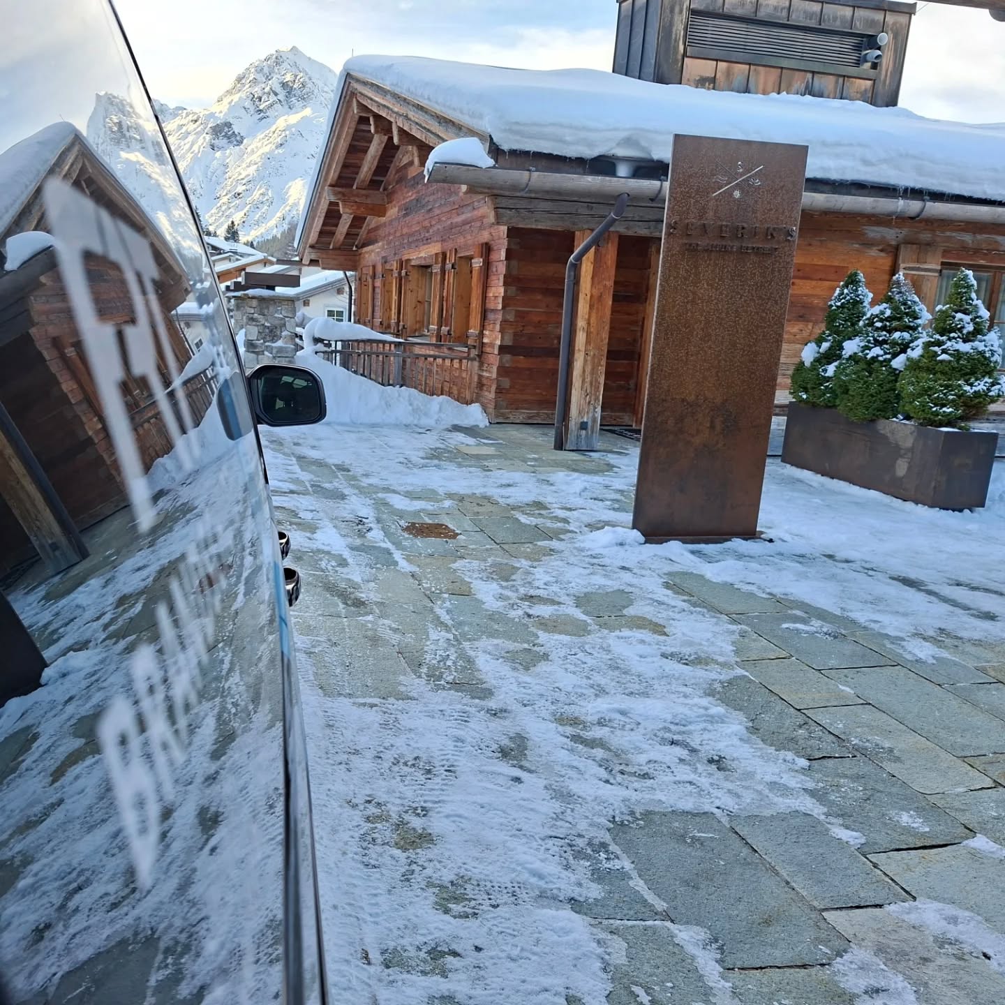 🔥 Arbeiten, damit andere sicher Urlaub machen können. 🔥
Kurz vor dem Start in die Wintersaison 2025/26 waren wir heute in Lech unterwegs.
Auf dem Programm standen die Brandschutzunterweisung der Mitarbeitenden, die Schulung in der Handhabung von Feuerlöschern mit unserem VR Fire Trainer, Brandschutzbegehungen durch die Hotelanlage sowie die letzten Wartungen und Überprüfungen der brandschutztechnischen Einrichtungen.
FRT Brandschutz wünscht allen eine gute und brandsichere Schisaison und unterstützt die Kunden persönlich, sicher und kompetent dabei. ❄️🚒💼
#FRTBrandschutz #SicherheitDurchBegehung #SicherheitDurchKontrolle #arlberg #Brandschutz #Winter2025 #Lech #VRFireTrainer #Hotellerie