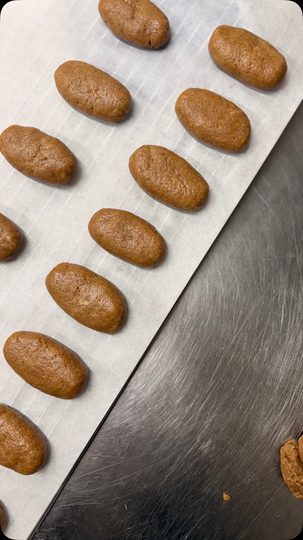 Μελομακάρονο🎄LE gâteau de Noël grec par excellence.
Du miel, de l’orange, de la cannelle, des noix, et hop au coin du feu!
#evievane #melomakarono #greekfood #xmas #christmas #traiteurgrec #bestfood