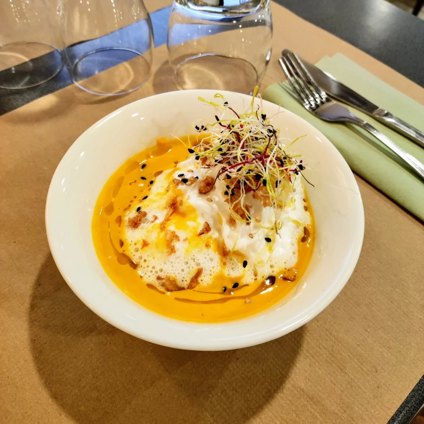 🍂 La cuisine de saison, c’est le plaisir de se retrouver.
En se moment, le potimarron est à l’honneur 🎃 : doux, fondant et réconfortant, pour un repas fait maison ❤️.
Dans l’assiette, simplicité et gourmandise 🍽️. En dessert, des douceurs maison et un bon café ☕ pour prolonger le moment.
Ici, on cuisine avec le cœur 💛, pour partager, savourer et créer de beaux souvenirs autour de la table 🏡✨.
#cuisinedesaison #velouté #produitslocaux #restaurantmontpellier #grabels #sortiramontpellier #potimarron #cafegourmand #cuisinefamiliale
#convivialité