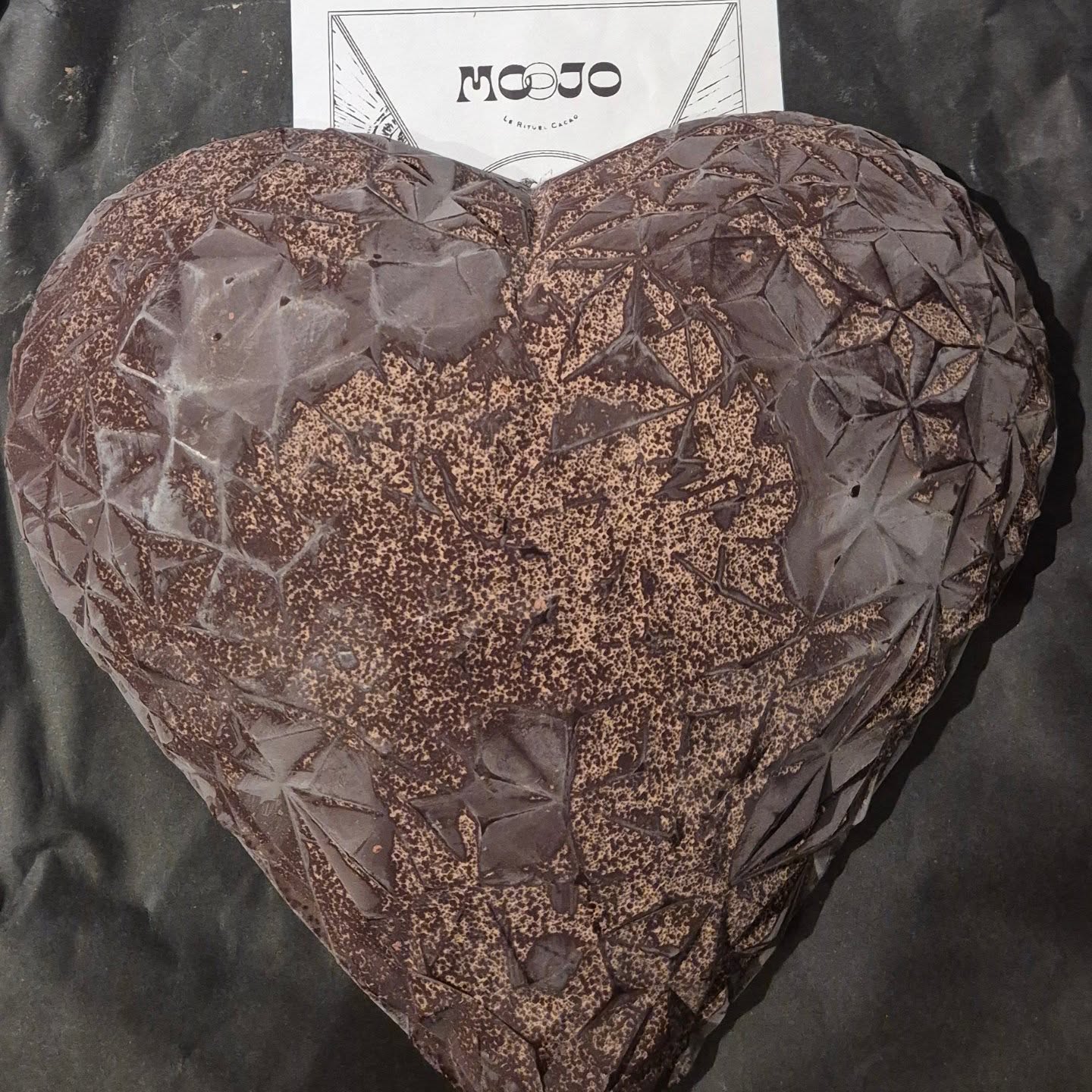 NEW! Au 5ème élément à Wemperhardt
Cérémonie Cacao & Féminin Sacré (2h30)
infos et réservations avant le 11/12 : 0496628485
50€ par personne
En quelques mots :
1. Accueil & ouverture de l’espace sacré :
Présentation de la cérémonie, de l’esprit du cacao sacré (origine, intention, propriétés énergétiques).
Tirage d’une carte oracle.
2. Rituel du cacao sacré
respiration consciente, gratitude, activation de la médecine et chant dans le sauna
Méditation guidée et gommage au miel dans le Hammam.
3. Voyage olfactif et sonore dans l’espace Relax
Pratique de souffle doux ou chant de mantras féminins.
Massage à l’huile Alchimoon ✨
4. Partage et sonorité 🌸
5. Clôture du cercle
Gratitude, recentrage, ancrage.