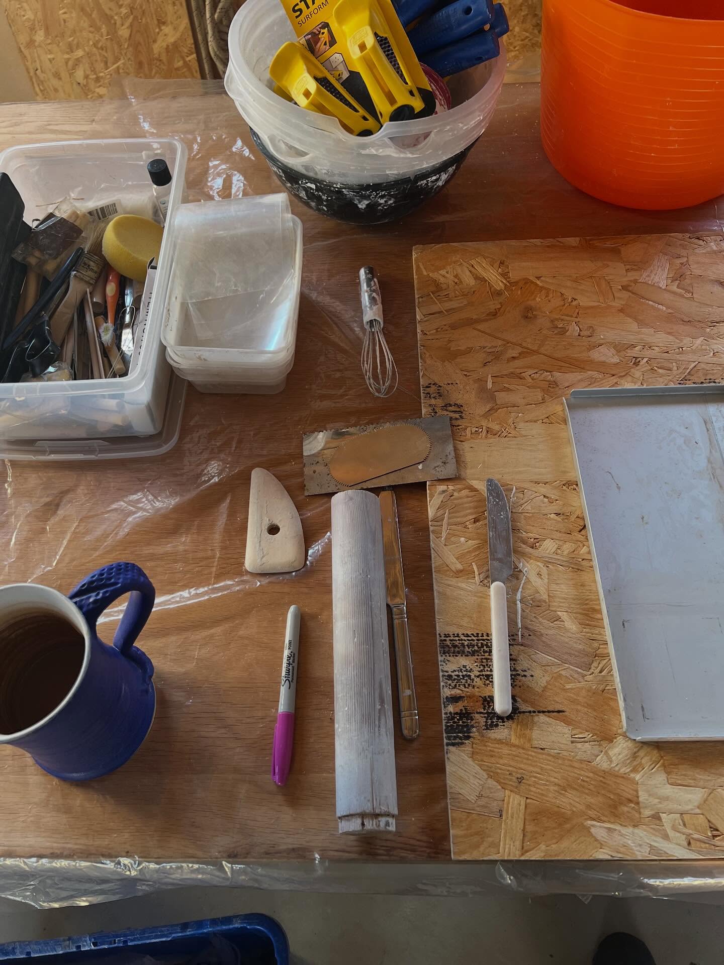 Obair-làimhe
sf Handiwork. 2 Work done by hand in contradistinction to that done by machinery.
Studio work in progress
Casting set up
#placebased #wip #gàidhlig