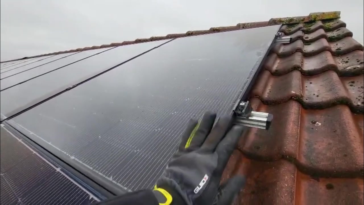 📹 TEIL 1 – Die Spurensuche beginnt
Wackelige Unterkonstruktion – was steckt dahinter?
Im heutigen Video seht ihr eine Unterkonstruktion, die sich bewegt, obwohl sie sich nicht bewegen dürfte.
Eine PV-Anlage steht nur so stabil wie das, woran sie befestigt ist. Und genau hier beginnt unsere Spurensuche.
🔍 Warum hat die Konstruktion Spiel?
🔍 Woher kommen die Bewegungen?
🔍 Ist es ein Montagefehler, Materialproblem oder etwas Tieferliegendes?
Bevor wir Schlüsse ziehen, prüfen wir jedes Detail. Schritt für Schritt.
Morgen folgt Teil 2 – mit einem sehr deutlichen Hinweis darauf, warum solche Bewegungen niemals ignoriert werden dürfen.
➡️ Fortsetzung folgt morgen.
#Photovoltaik #PVAnlage #Gutachten #Gutanova #Sicherheit #Unterkonstruktion #Spurensuche #Qualität