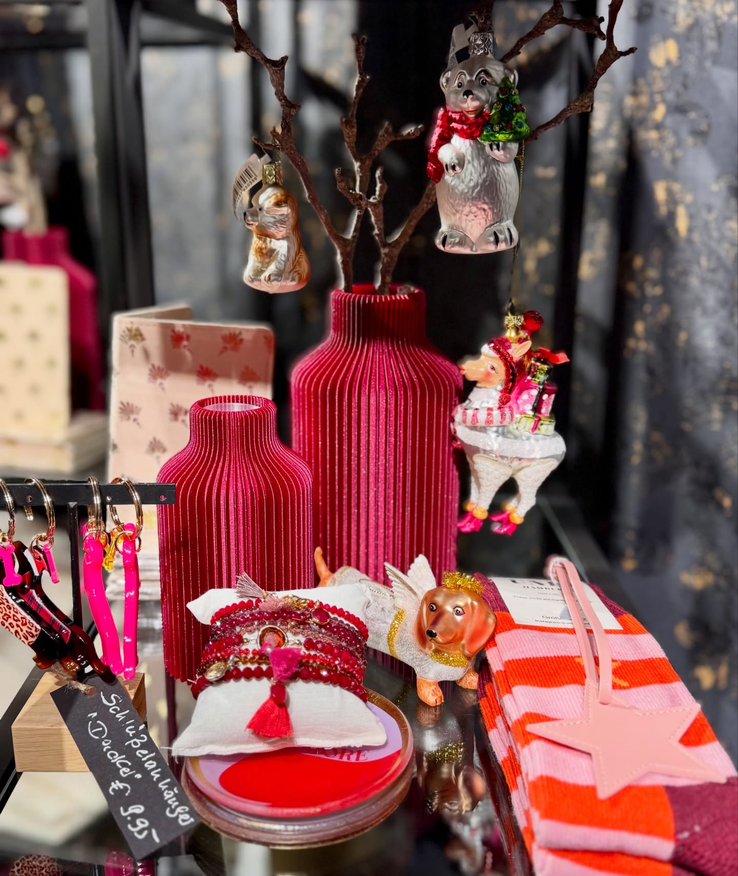 Christmas is around the corner 🌟 Du bist auf der Suche nach dem perfekten Weihnachtsgeschenk oder Kleinigkeit für den Adventskalender? Komm vorbei - wir finden das Richtige für jeden. 🩷🫶🏽🌲
