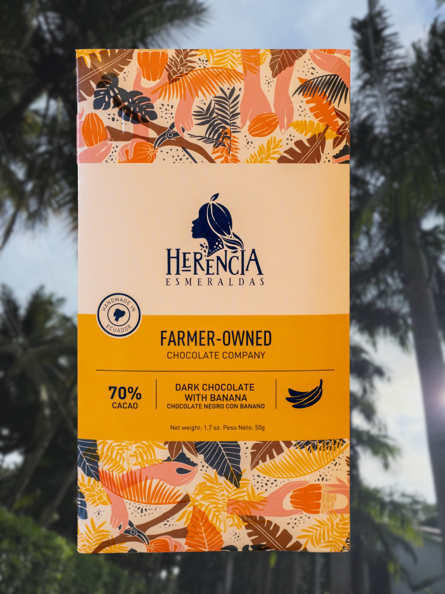 .
Schenken mit Sinn
Kakao erzählt immer eine Geschichte. Er verbindet das Hier mit dem Dort. Er trägt den Duft der Küstenwälder von Esmeraldas in sich und erinnert daran, dass Schokolade mehr ist als eine Süßigkeit.
Unser Kakao wird in Ecuador selbst hergestellt und stammt aus Agroforstgärten, in denen die Bäume in Gemeinschaft mit Banane, Kokospalmen und Zitrusfrüchten wachsen. Wer ihn verschenkt, gibt nicht nur einen besonderen Geschmack weiter, sondern unterstützt auch eine Wertschöpfung, die im Herkunftsland bleibt.
Ob Ceremonial Cacao, eine Tafel süßer Schokolade oder Nibs fürs Müsli. Jedes Stück ist ein Geschenk mit Sinn. Für Menschen, die wissen, dass Genuss einen Anfang hat, der weit vor dem Moment des Öffnens liegt.
#LaChocolatera
#KakaoZeremonie
#Zeremoniekakao
#CeremonialCacao
#Ritualkakao
#Agroforst
#FarmerOwned
#DirectTrade
#EcuadorKakao
#EsmeraldasEcuador
#FinoDeAroma
#BeanToBar
#SchokoladeAusEcuador
#BioKakao
#Rosenheim
#RegionRosenheim
#Chiemgau
#Bayern
#BayernEntdecken
#RosenheimErleben