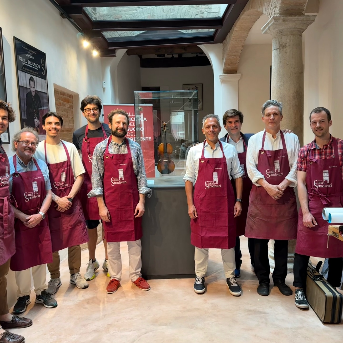 Casa Stradivari festeggia la Giornata Mondiale del Violino!
Grazie a liutai, musicisti ed istituzioni che rendono universale la magia del violino e della musica!
Casa Stradivari celebrates World Violin Day!
Thank you to the violin makers, musicians, and institutions who make the magic of the violin and music universal.
@andreavirgiliosindaco @ilpdo @maxim.vengerov @fabriziovonarx @kirilltroussov @ningfengviolin @gringoltsilya @kitarmstrongmusic @triodebussy @antonio.valentino_um @soock.kim.9 @robertbreweryoung @pistoniviolins @unesco @stradivariusartandsound @albertolucastellaa @francesco_panazza_violin @louis.marin @a.r.morassi @daichiviolins_416 @suzuki_soma @wangqingyuan713
@visitcremona_official @comunecremona
#CasaStradivari #Cremona #FabriziovonArx #Unesco