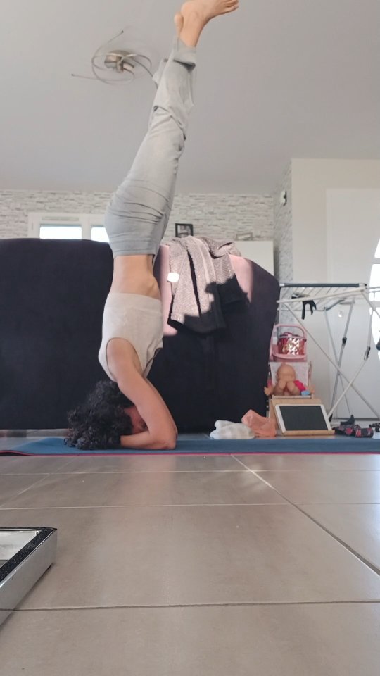 Le mouvement n'a pas besoin d'être parfait !
Il doit juste vous correspondre, correspondre à votre état du moment, à votre énergie, à vos capacités.
Ne cherchez pas à reproduire, à imiter, à ressembler 🙏
Le mouvement est unique, chaque journée sera différente.
Mais le plus important c'est de bouger, quoi qu'il arrive et de faire circuler vos énergies, votre sang, votre lymphe, vos cellules ✨️
Une pratique quotidienne de 5 minutes peut changer toute votre journée.
Prenez soin de vous avant de prendre soin des autres 😍🫶
#naturopathie #artdevivre #techniquesnaturo #mieuxetre #santenaturelle #changezvoshabitudes #soindesoi #naturopathieauquotidien #respiration #nutrition #alimentationsaineetequilibré #alimentationsante #conseilssante #consultationnaturopathie #maevathoumyrenaturopathie #naturo #naturopathedeuxsevres #vasles #parthenay #deuxsevres #mouvementquotidien
#sportphysiologique #gymdesorganes #yogaoccidental #biokinesie #yogadoux