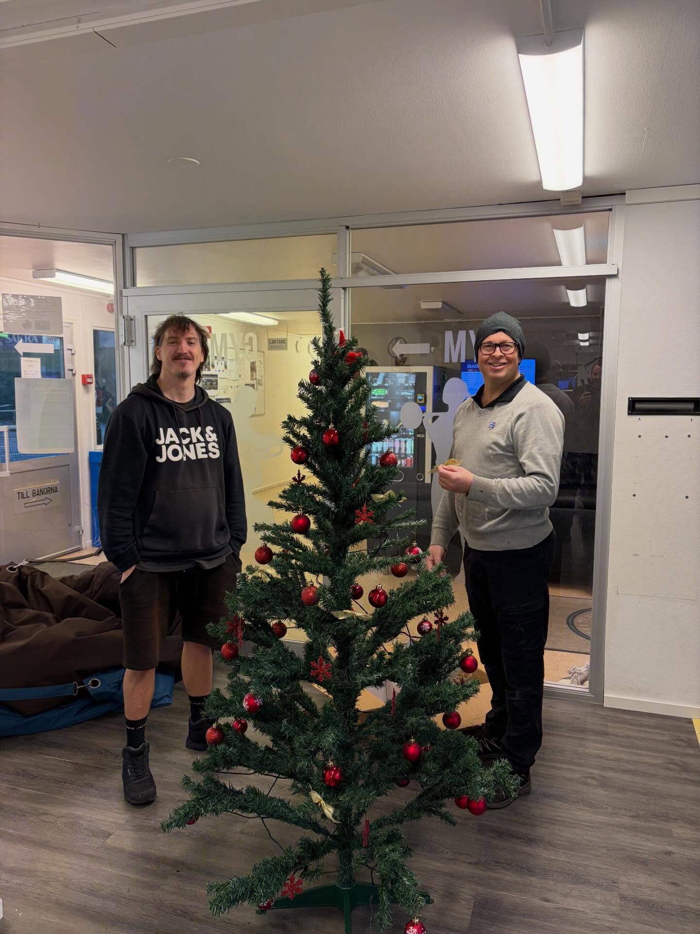 Våra grymma vaktmästare Anders och Fredrik klär julgranen! 🎄 ✌️