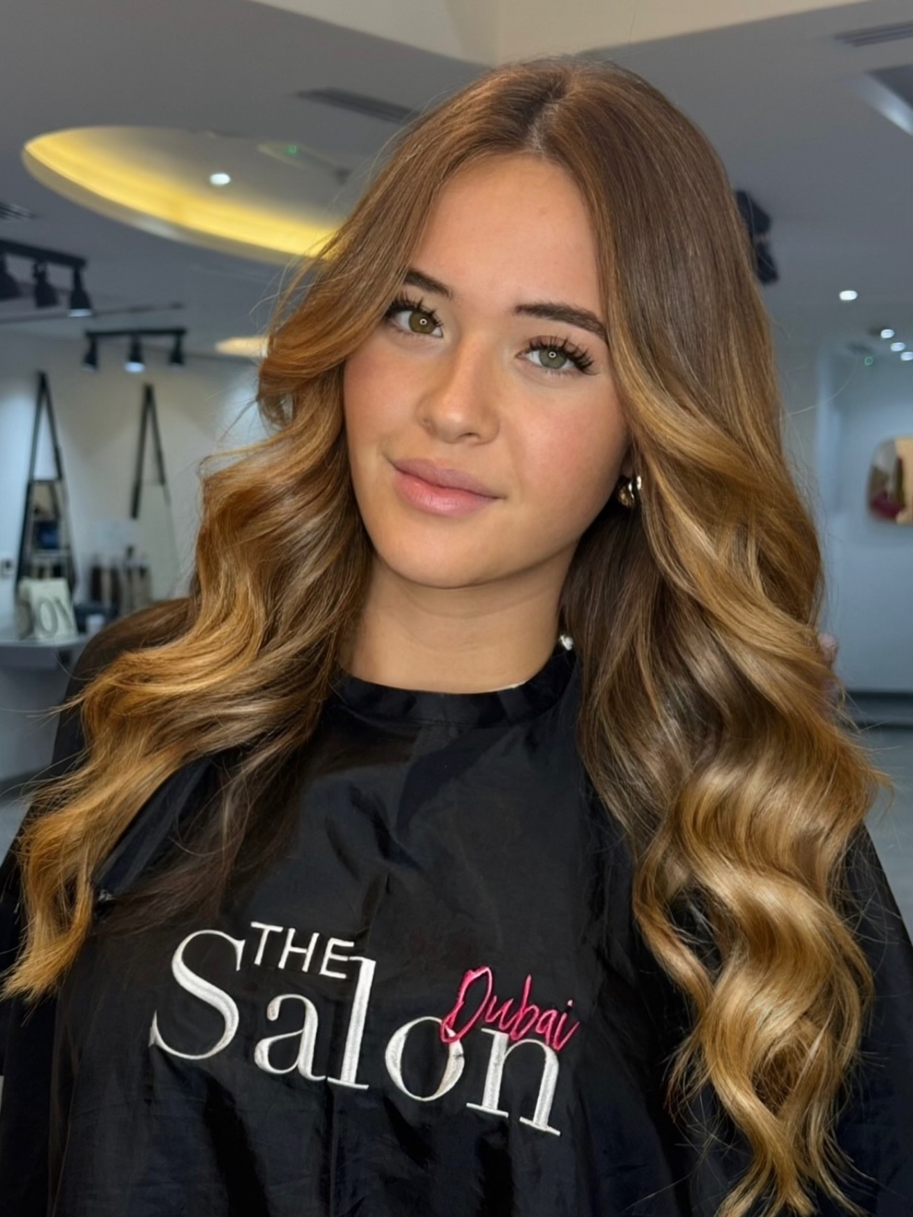 ✨ Soft, seamless, and so Dubai.
Hair by @hairbeyonddubai at our Golden Mile, The Palm branch — crafting those creamy, blended waves that make every day feel like a glam day. 🤍✨
This is where Dubai gets ready.
12 locations across the city.
DM to book your glow-up. 💗💫
#TheSalonDubai #DubaiHair #GoldenMilePalm #DubaiBlowdry #CreamyBlondes #HairByElla #DubaiSalon #WeAreDubai