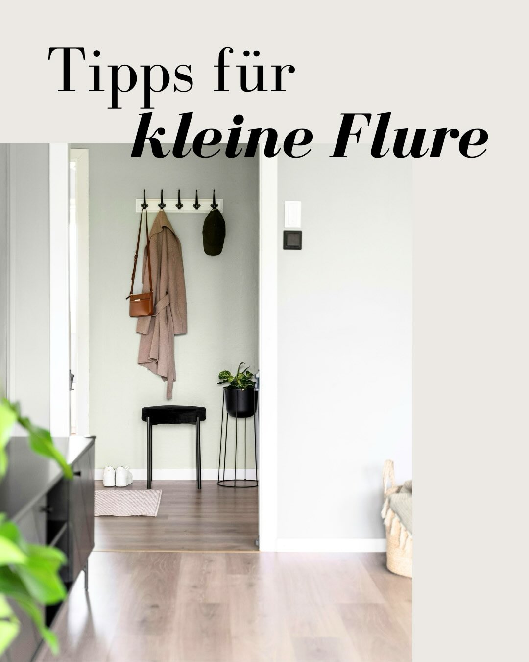 Kleine Räume sind echte Gestaltungstalente – man muss nur wissen, wie! ✨
Die Gewinnspiel-Gewinnerin freut sich über eine komplette Raumplanung für ihren Flur – und weil viele kleine Flure kennen, teile ich heute meine Tipps, wie man das Beste aus ihnen herausholt 😉
💡 1. Helle Farben
Weiß, Creme oder sanfte Pastelltöne lassen selbst schmale Flure größer wirken.
🪞 2. Spiegel als Game-Changer
Ein großer Spiegel öffnet den Raum optisch und reflektiert Licht.
📦 3. Clevere Stauraumtricks
Schlanke Schuhschränke, Wandhaken oder ein schmales Konsolenboard sorgen für Ordnung, ohne den Flur zu überladen.
✨ 4. Weniger ist mehr
Gerade kleine Flure profitieren von klaren Linien und wenigen, dafür gut ausgewählten Dekoelementen.
🌿 5. Ein Akzent für Persönlichkeit
Eine stylische Lampe, ein Mini-Kunstwerk oder ein Teppelläufer setzen gezielte Highlights, ohne den Raum zu füllen.
Ich freue mich, bald das Vorher / Nachher der Gewinnerin zu teilen! 🎉
Hast du auch einen kleinen Flur? Was ist deine größte Challenge?