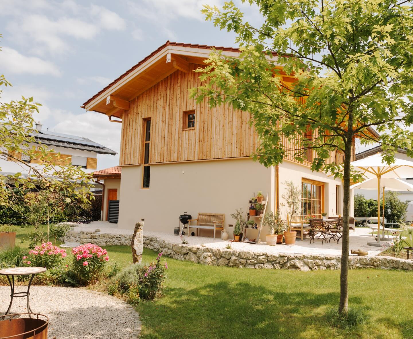 Wieder ein Haus, das sich für uns ganz besonders anfühlt.🏡🤎
Bei diesem Einfamilienhaus durften wir die kompletten Holzbauarbeiten übernehmen – vom Dachstuhl bis zu den Balkonen.
Alles in Lärche gefertigt – langlebig, natürlich schön & mit viel Liebe zum Detail umgesetzt.
Gemeinsam mit unseren langjährigen Partnerbetrieben lief die Zusammenarbeit wie immer reibungslos.🙌🏽
Ein Projekt, das uns wirklich stolz macht.✨
#holzbau #zimmereiniederthanner #einfamilienhaus #hausbau2025 #bauenmitholz #lärche