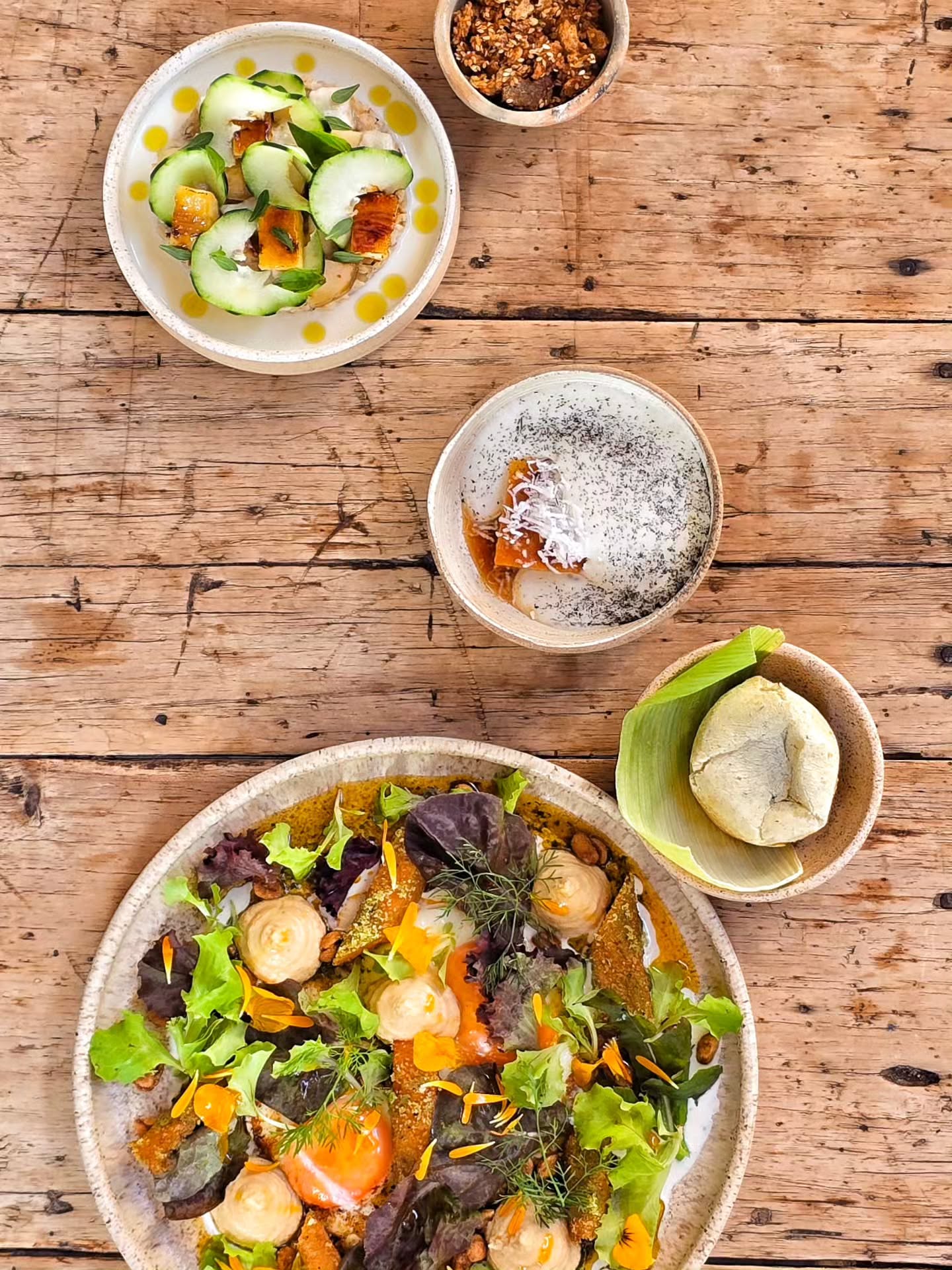 BRUNCH MILANA · Diciembre 2025 · ☕️ 🥂
Entrada
MOSHI
Porridge de avena, nueces, miel
manzana ahumada, pepino fresco y banano brulee. Nubes de manzana. Leche de albahaca. Miga de pan integral y miel. Albahaca fresca, Aceite de limonaria.
Fuerte
KALA
Humus de garbanzo, maní y yogurt
Salsa de yogurt. Calabaza horneada en hoja de plátano. Huevo frito. Pesto con maní, perjil, paprika y chile. Maní garapiñado con panela y ají. Panecillo de yuca y ceniza. Lechuga baby.
Postre
ALTIPLANO
Leche asada. Crema inglesa con natilla de coco. Coco fresco, hinojo.
...
Miércoles a Domingo
9am | 1pam | 11am
Reservas: ✅3157022110
...
#MilanaBarichara
#Milana
#Barichara
#Colombia