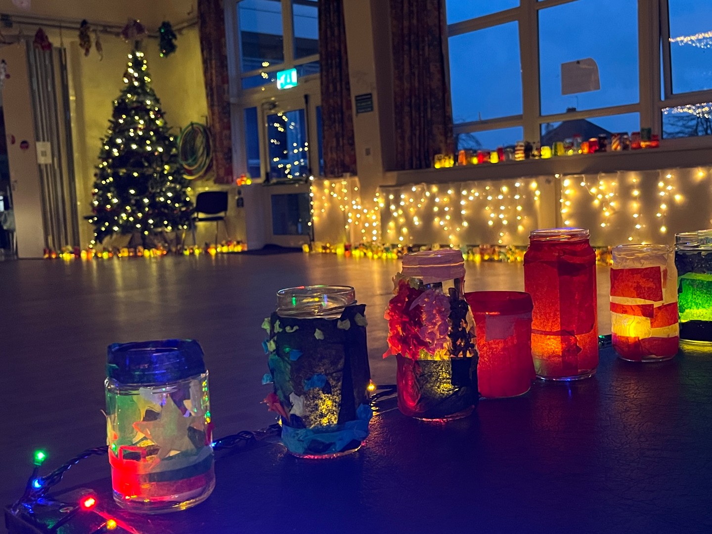 Every child in our school crafted a beautiful jar for tonight’s Carols by Candlelight! 🌟 These creations lit up our evening and filled the air with festive cheer.
#CarolsByCandlelight #SchoolCommunity #FestiveSpirit #CreativeKids #LightUpTheNight
