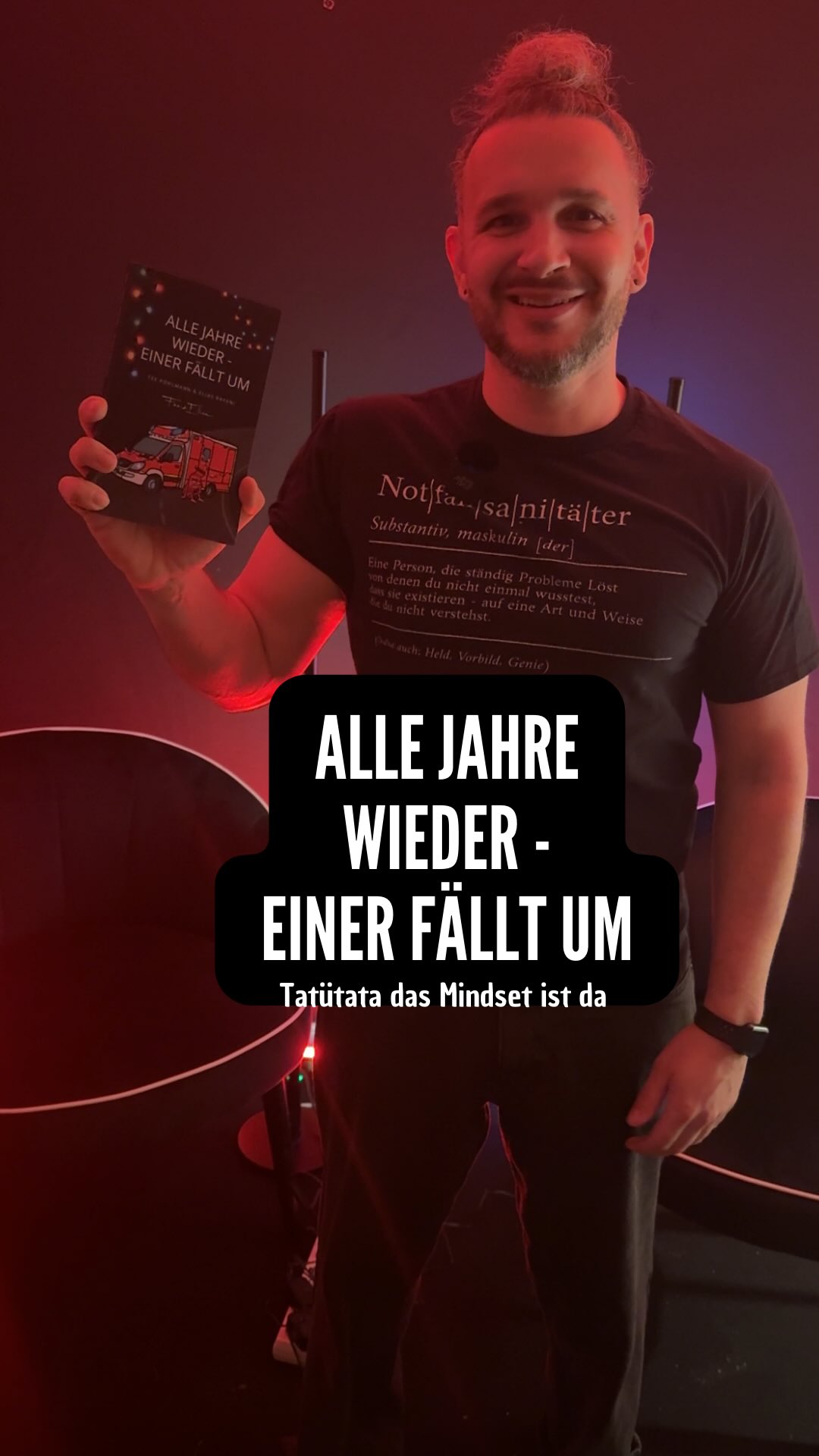 Dieses Jahr haben wir mit euch über Belastung, mentale Stärke und echte Resilienz gesprochen – Themen, die im Rettungsdienst mehr denn je zählen.
Und genau weil wir diese Realität kennen, gehört unser Humor genauso dazu wie Fachwissen.
Zum Jahresende gibt’s deshalb etwas, das beides verbindet:
„Alle Jahre wieder – Einer fällt um“
Ein Buch voller sarkastischer Weihnachtsgeschichten, in denen wir bewusst mit Klischees spielen – und mit dem, was wir im Rettungsdienst seit Jahren perfektionieren:
Humor, der unverwechselbar ist. Hart, direkt, ehrlich – so wie wir.
Zwischen Blaulicht, Chaos und Besinnlichkeit findet ihr Geschichten, die euch lachen lassen, euch triggern, euch treffen – und manchmal auch nachdenken lassen. 🎄🚑
Der perfekte Mix aus echter Rettungsdienst-Realität, Resilienz und der Art Humor, die man nur versteht, wenn man sie lebt.
Wenn ihr den Link zum Buch wollt:
Schreibt uns einfach kurz.
Kein Roman – ihr bekommt direkt den Link zurück. 😉
#rettungsdienst #112 #blaulichtfamilie
