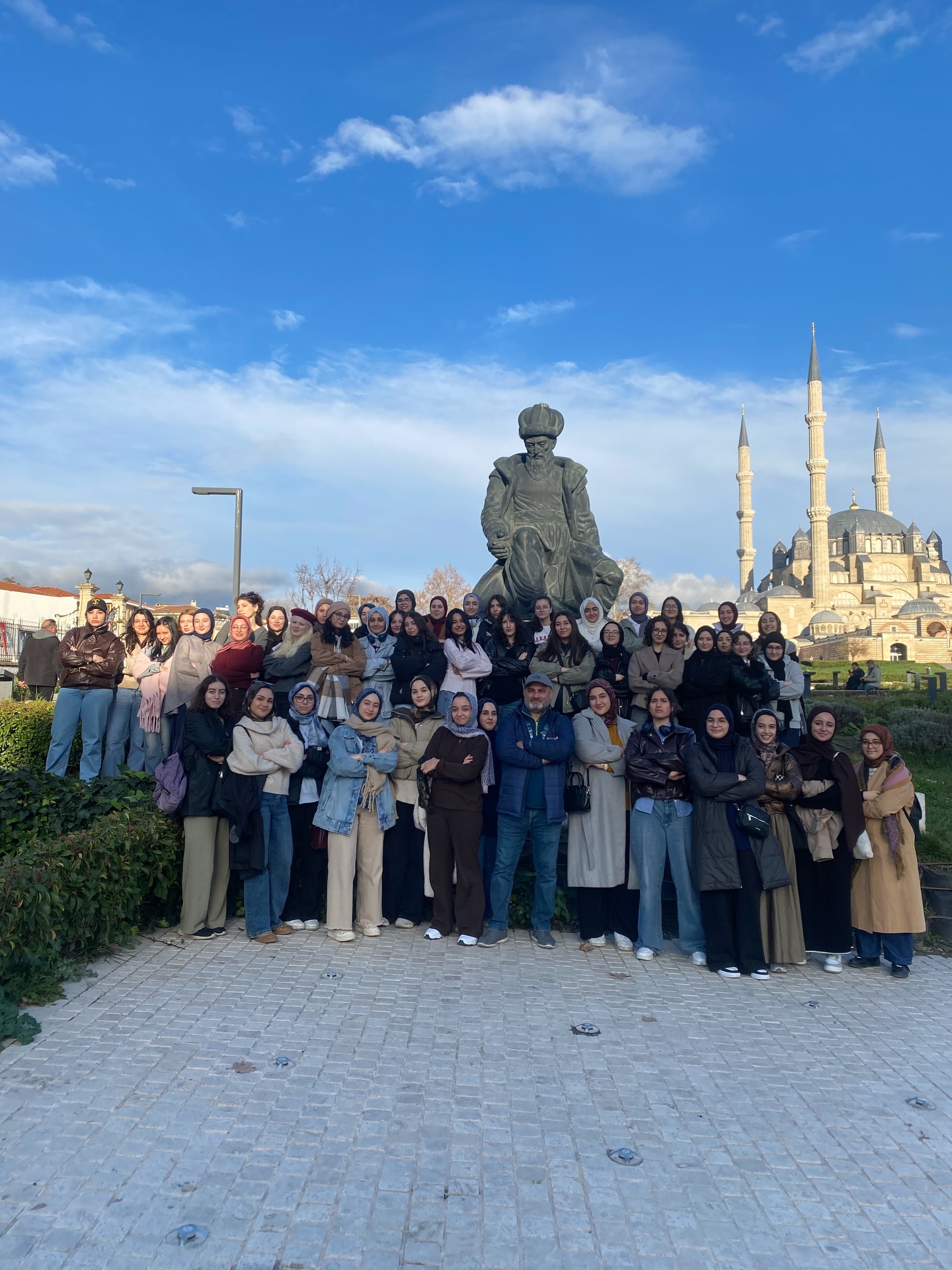 Uluslararası Pendik Kız Anadolu İmam Hatip lisesi ve Mehmet Akif Ersoy Anadolu İmam Hatip Lisesinin katılımıyla gerçekleştirilen Edirne gezimizden kareler . Katılımlarından dolayı tüm öğretmenlerimize ve öğrencilerimize teşekkür ederiz.#travel #edirne #turizm #gezmeler #gezi #okulgezisi