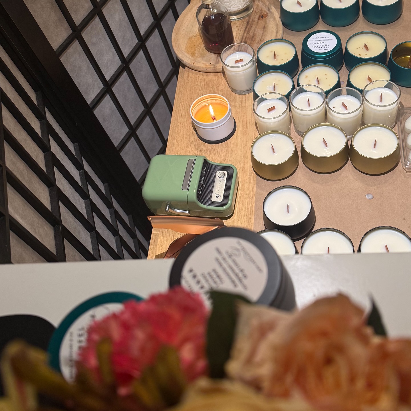 #enjoy
Zwischen Wachs, Duft und Stille entsteht Magie – jede Kerze wird von Hand gegossen, mit Herz erfüllt und mit der reinen Absicht geschaffen, Licht in dein Leben zu bringen.
Hier, in diesem Moment, wird aus Handwerk Gefühl.
Aus Flamme wird Wärme.
Aus Duft wird Erinnerung.
Lass dich tragen von der Ruhe, die in jede Kerze wohnt – ein Atemzug von Frieden, ein Hauch von Zuhause, ein stilles Leuchten, das bleibt.
Die Flamme ist mehr als Licht: Sie ist ein zarter Hauch von Frieden, ein warmer Atem, eine Einladung, zu dir selbst zurückzukehren.
Light — Entzünde nicht nur eine Kerze, sondern ein Gefühl: Klarheit, Wärme, Ankommen.
Enjoy — Lass den Duft sprechen. Jede Note erzählt eine Geschichte von Ruhe, Schönheit und Präsenz.
Refill — Fülle deine Räume und dich selbst immer wieder neu: mit Licht, mit Genuss, mit Momenten, die bleiben.
Arna Candles — Pure. Calm. Mindful. ✨
#arnacandles #lichtmomente #handmade #achtsamkeit #kerzenliebe #slowmoments #interiørinspiration