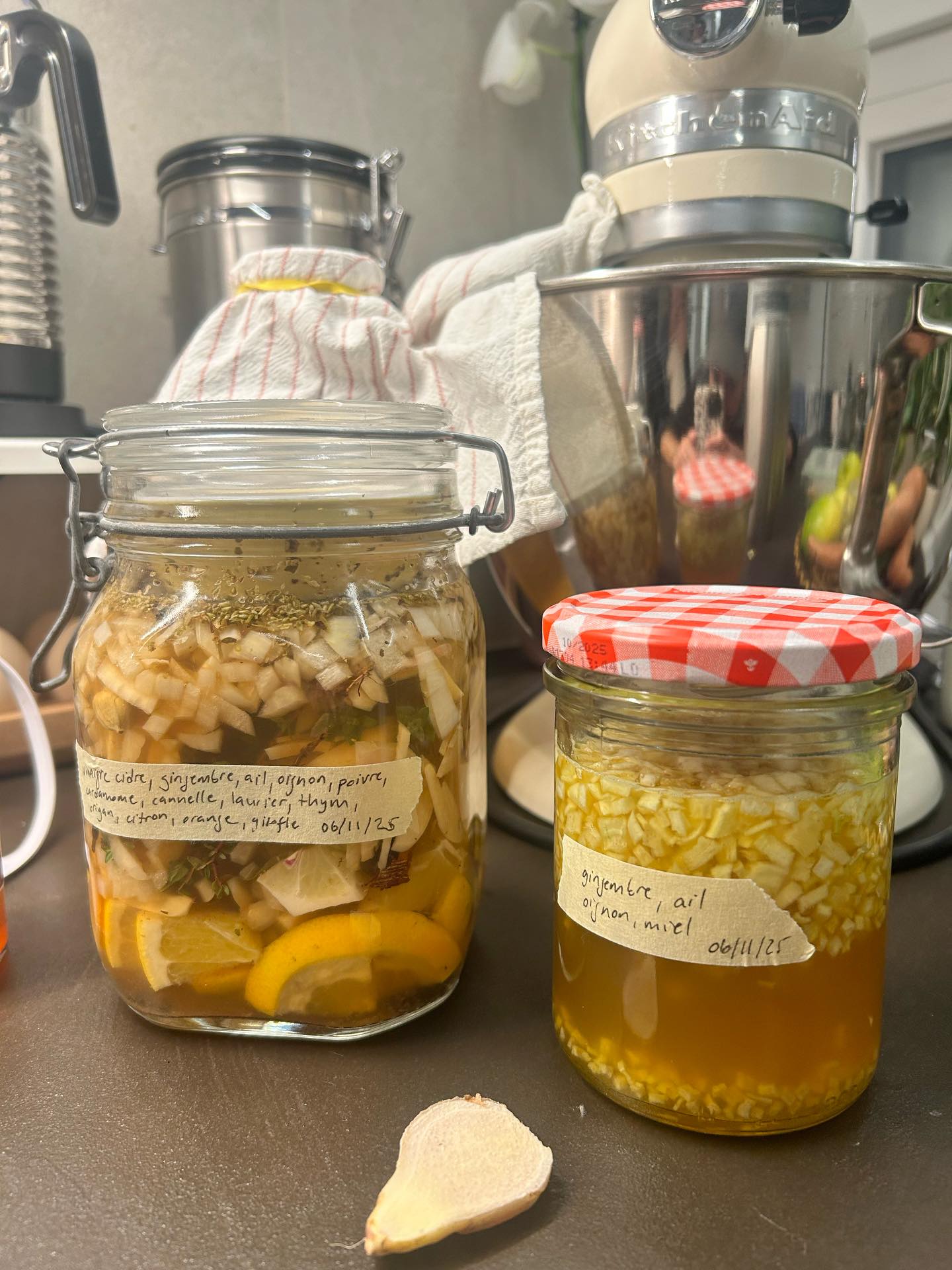 Winter’s ferments ✨
Cidre de feu, miel infusé, vinaigre orange sapin, kéfir ..