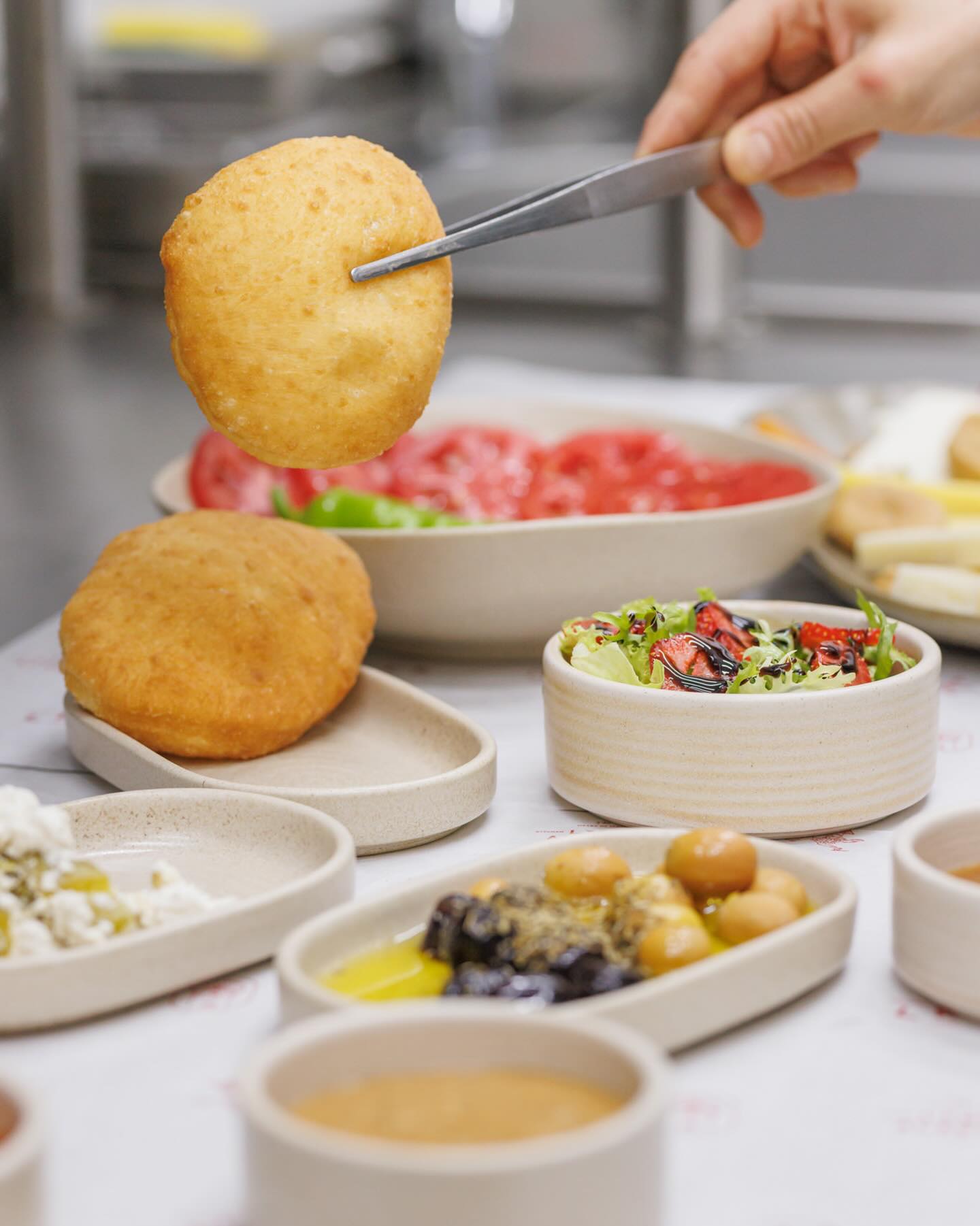 Lime Serpme Kahvaltı, özenle seçilmiş lezzetler, taze sunumlar ve sofraya yayılan premium bir kahvaltı deneyimi... Güne harika bir başlangıç 💛