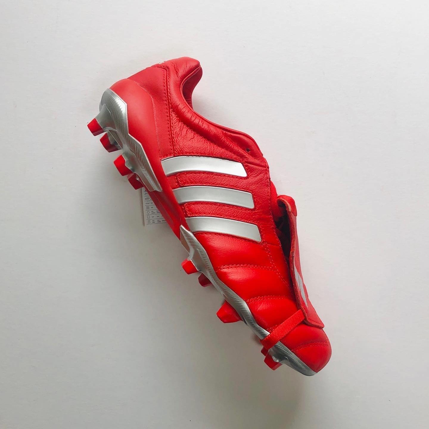 Leather meets legacy.
The Adidas Predator Mania OG FG in Red, Silver & White is more than a boot — it’s a tribute. With its classic kangaroo leather upper and authentic Predator power-zone design, it blends vintage DNA with elite performance. Limited edition and built for those who appreciate both feel and flair.
Available now on Bootsfinder — own a piece of Predator history.
#AdidasPredator #PredatorMania #LeatherBoots #RareBoots #BootCollector #FootballBoots #BootsFinder #OGBoots #ClassicBoots #PredatorLegacy