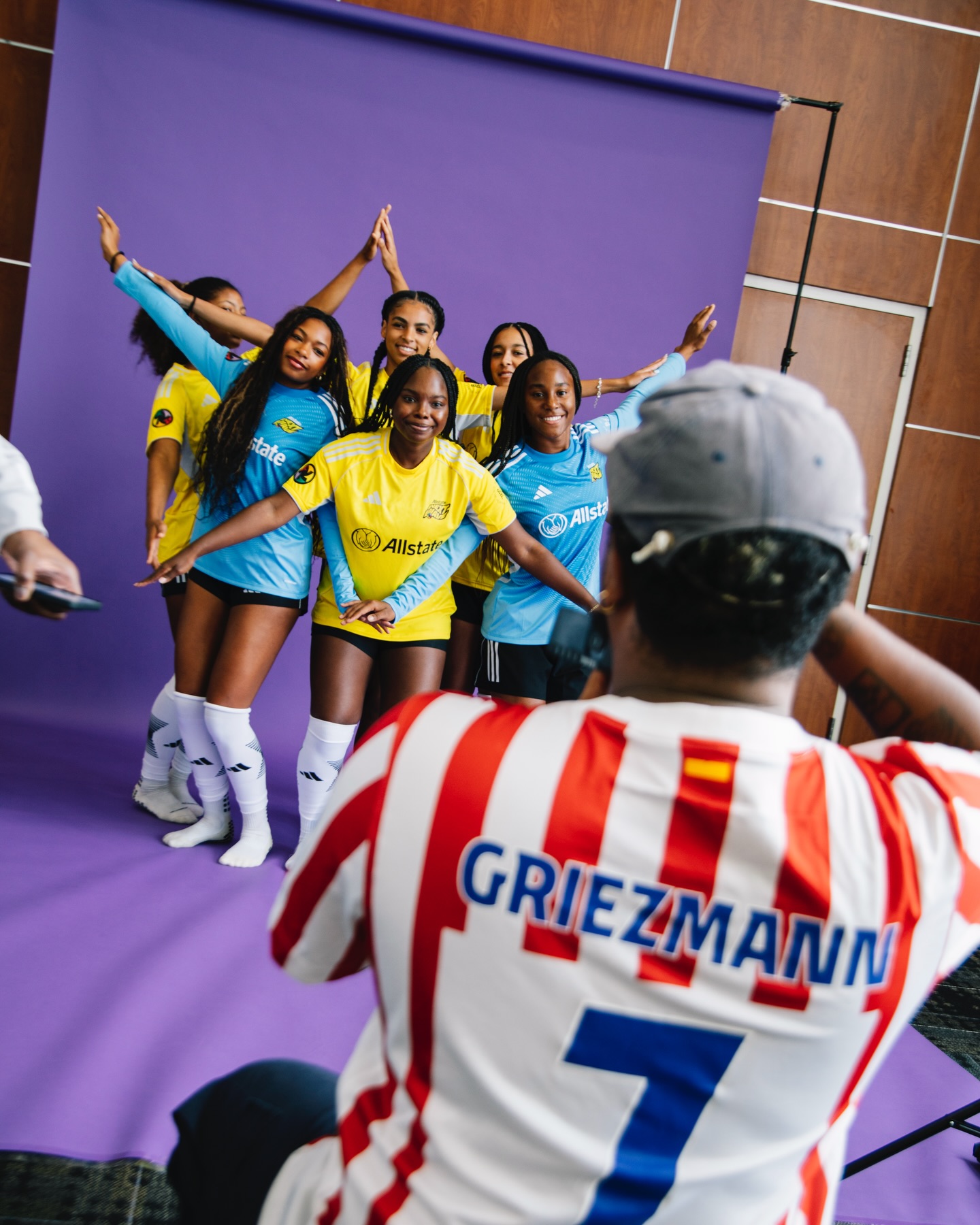 Swipe through the Black Star @allstate Nextwave National Showcase media day!
So much fun, some questionable poses from the girls (6 7 🙄) and an amazing experience for everybody!
This thing of ours 🖤
#AllstateNextwaveNationalShowcase
📸: @yasmeanuh @sandboxstudios.xyz