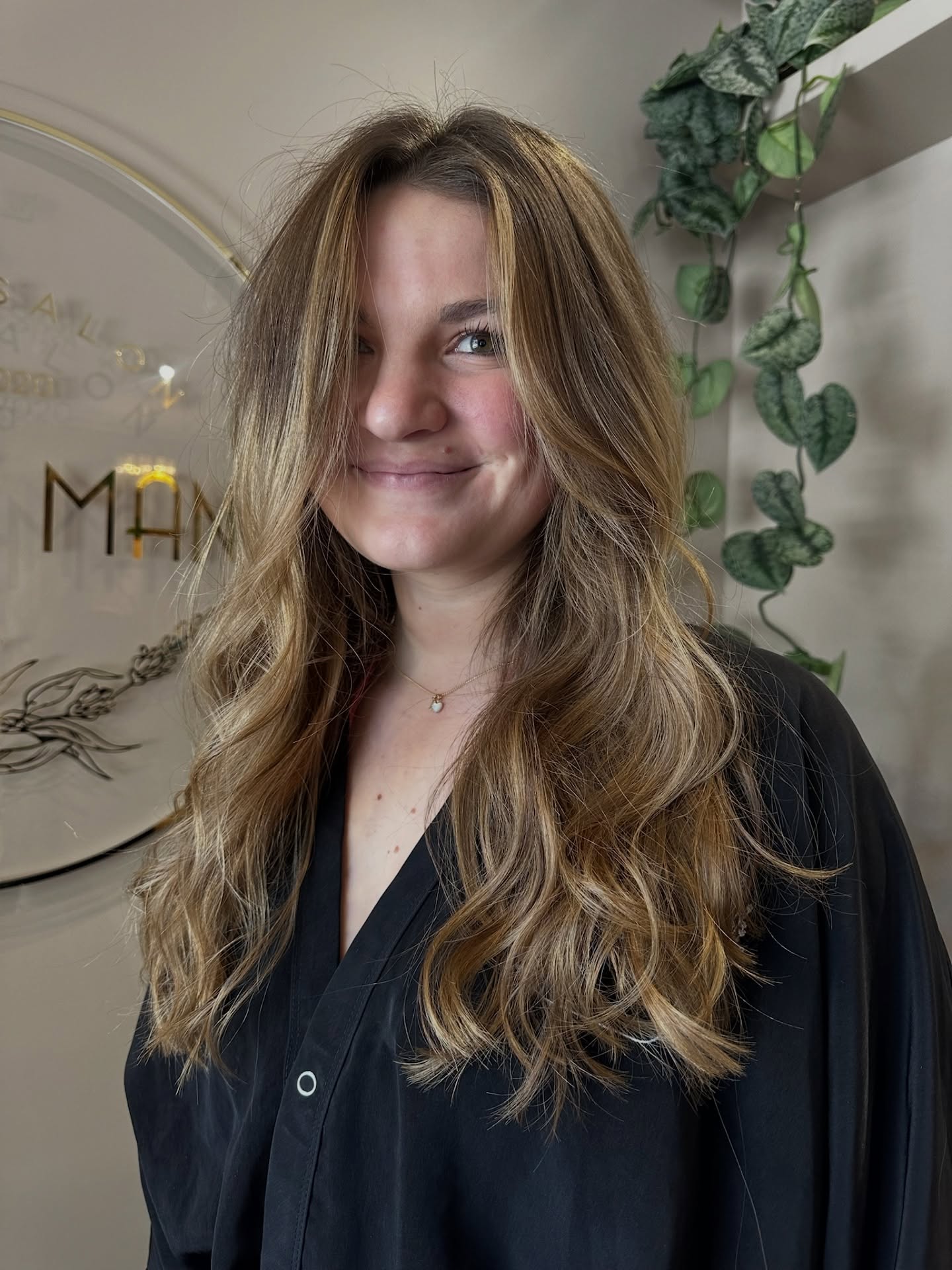 Holiday mood: glowing hair, glowing smile ☀️
Hair by: @sarah.doing.hair
#nativemane #nativemanesalon #holidayhair #holidayappointments #ʙᴏᴏᴋɴᴏᴡ #glowinghair