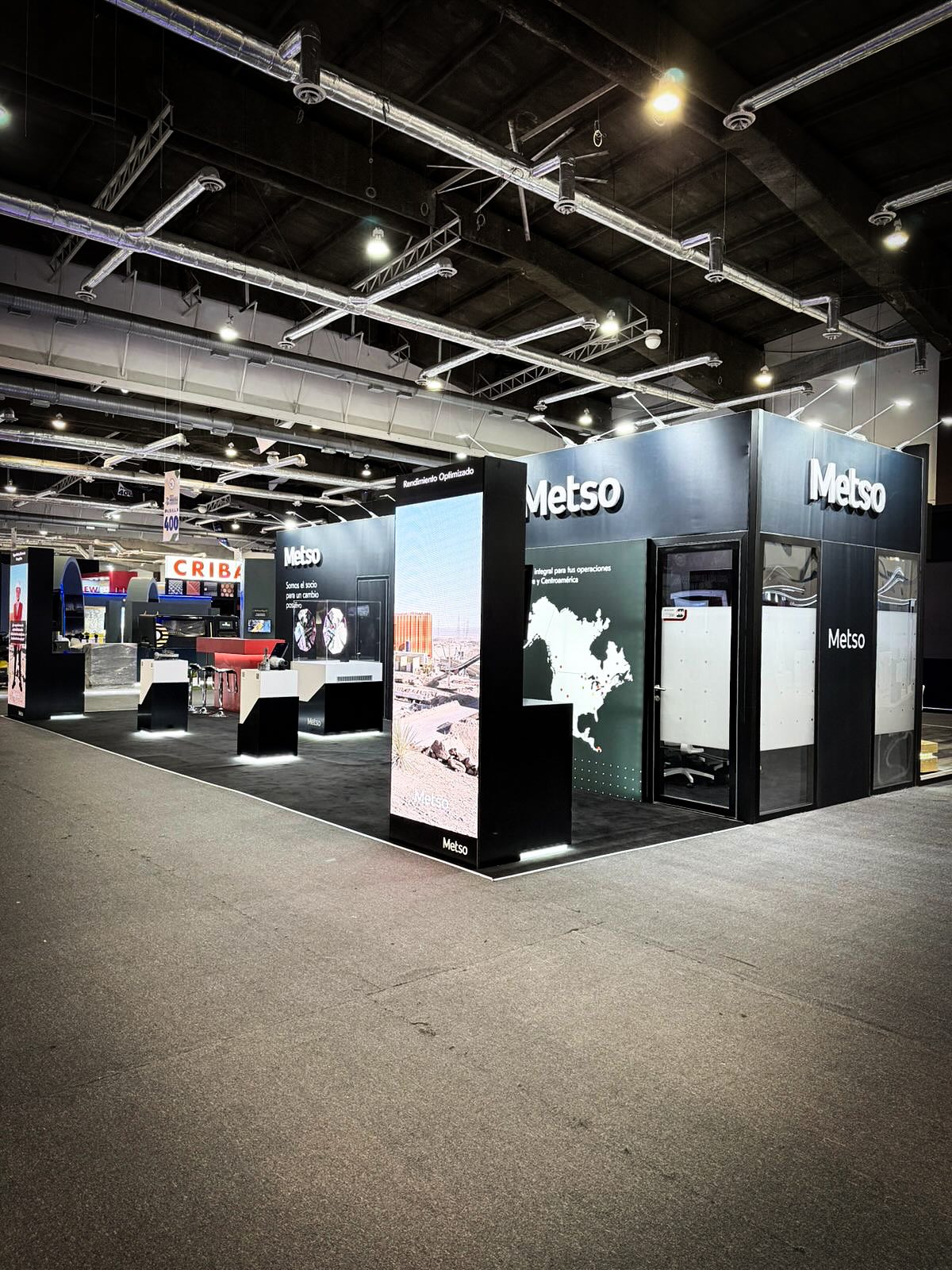 In partnership with EIS, we brought METSO’s identity to life with a sleek and powerful stand designed to communicate reliability, innovation, and high-performance solutions for the mining industry.
Clean lines, bold contrasts, digital integration, and a strong brand presence: this booth was built to stand out, connect, and create meaningful conversations.
Projects like this remind us what teamwork and expertise can achieve.
Grateful for the collaboration with EIS and proud of the entire SISTEXPO team who made it happen.
#WeMakeItHappen #SISTEXPO # #METSO #MiningExpo #ExpoMining #StandDesign #ExhibitBuilders #Acapulco #BrandExperience #TradeShowLife