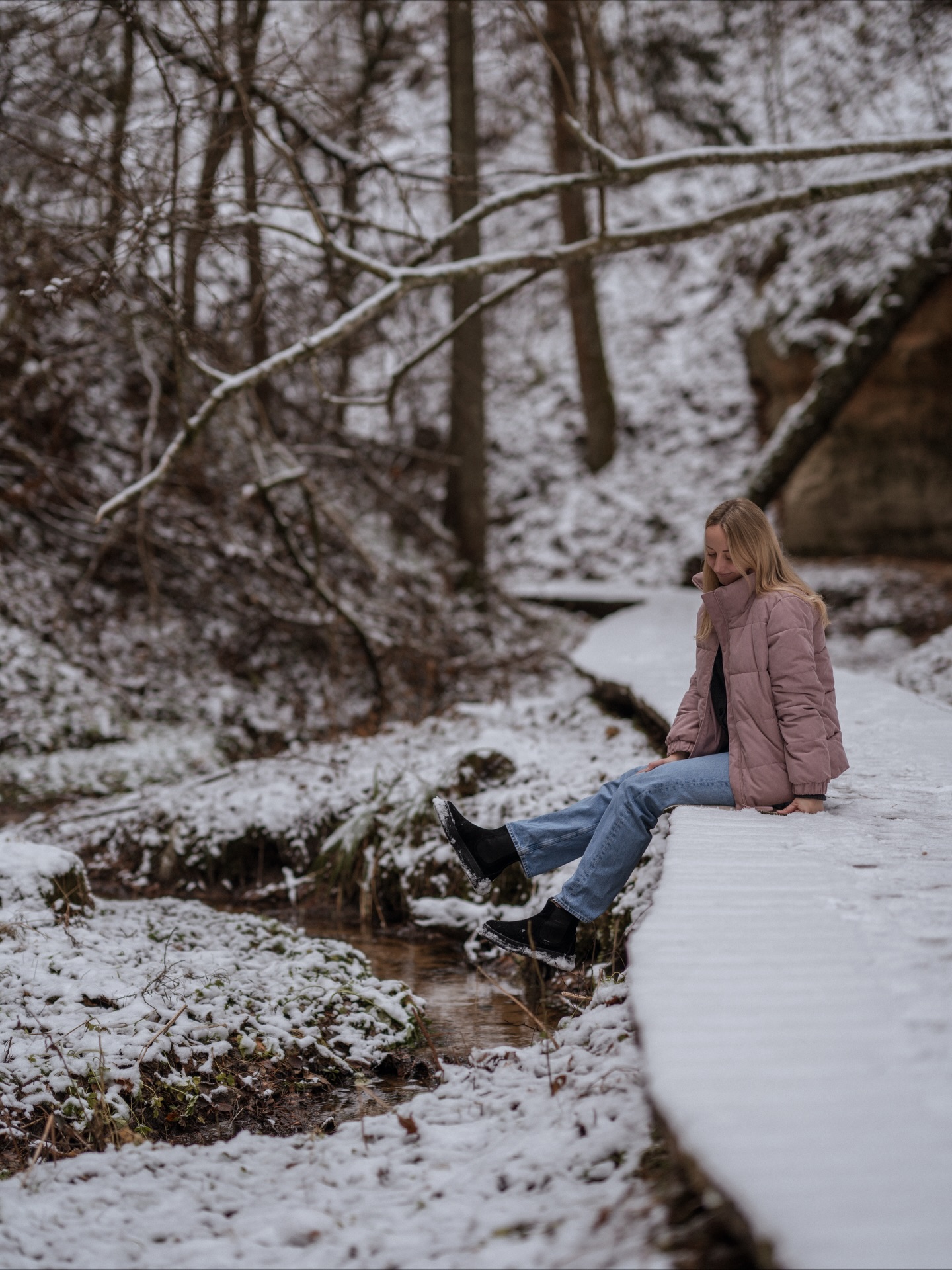 The gentle sound of the stream and nothing else…
This is one of my favourite places close to home. You’ve seen it before if you’ve followed me for a while. :) I like going again every now and then, to get some some of that delicious spring water and also just to enjoy the stillness.
There were plenty of footsteps in the fresh snow, so others go too and that makes me happy. 🌿