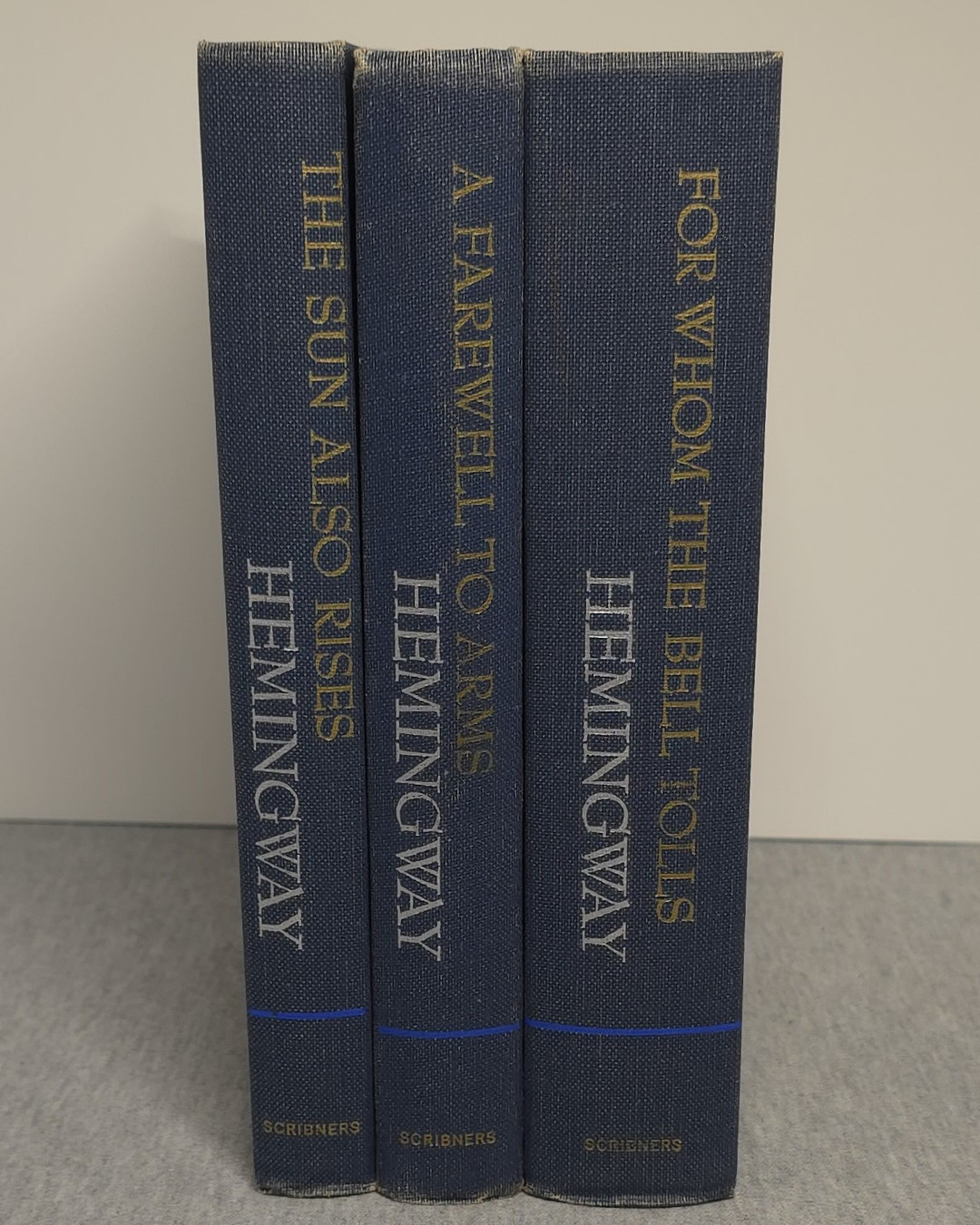 Calling all literature lovers! 📖✨ The 3 Book Hemingway Bundle includes iconic titles like For Whom The Bell Tolls, A Farewell To Arms, and The Sun Also Rises. Perfect for your own library or as a gift. Link in Bio.
#Hemingway #BookRecommendation #Bookstagram #VintageBooks #TiltedBooks