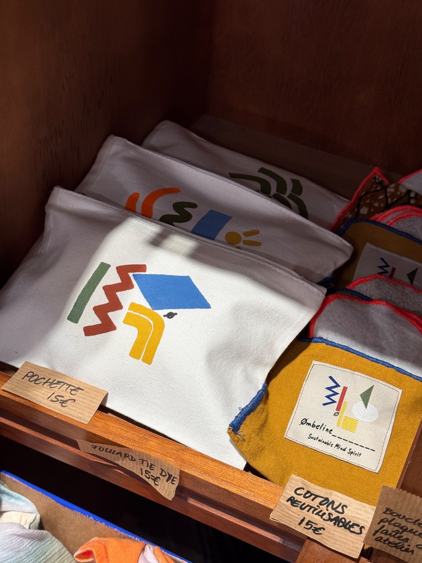 🎁 IDÉES CADEAUX 🎁
•pochette 15€
•cotons réutilisables 15€
•boucles d’oreilles 89€
•bonnets brodés à la main 25€
•bracelet en papier roulé 8€ l’unité, 25€ les 5 les bénéfices retournent au profit de l’association « planète enfants développement »
🎄POP UP DE NOËL 🎄
Ombeline & Muxu s’associent le temps d’un pop up de Noël !
L’occasion de venir faire customiser une paire de basket, un jean, ou même un skate 🎨 !
Et de trouver un cadeau de Noël original et éthique ‘🎁
Du Lundi 1er au Mercredi 24 décembre !
De 11h-20h !
📍43 rue Lepic 75018
🚨horaires différentes le 24 décembre.
#noel #gift #giftideas #creatrice #montmartre #fashion #fashionweek #paris #ethique #modeéthique #bleudetravail #colors #handmade #custom #slowfashion #design #art #wip #workwear #madeinfrance #creatricefrancaise #ombeline___________