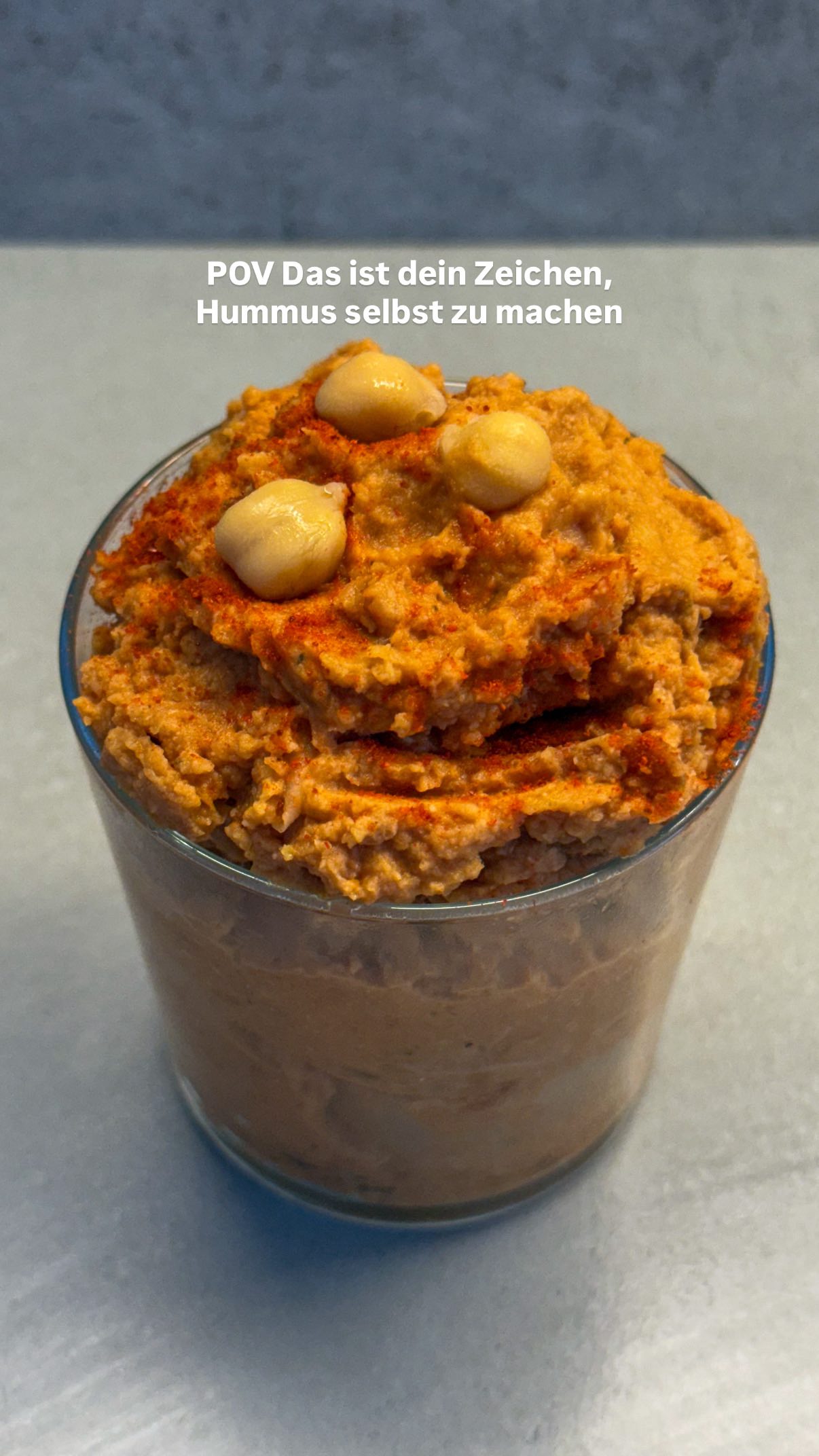 Versprich mir, dass du dieses Rezept ausprobierst! Ich sage nur: Guten Appetit!!
✨ TOMATEN-HUMMUS
Zutaten:
1 Dose Kichererbsen
100g getrocknete Tomaten in Öl
2 Knoblauchzehen
3 EL Olivenöl
3 EL Wasser
Saft einer ½ Zitrone
Salz, Pfeffer
Chili & Kreuzkümmel (optional)
Zubereitung:
Kichererbsen in einem Sieb abgießen, gründlich waschen und abtropfen lassen. Tomaten klein schneiden. Knoblauch schälen und klein schneiden oder durch eine Presse drücken. Kichererbsen und Tomaten mit Knoblauch, Olivenöl, Zitronensaft, Wasser, Kreuzkümmel, Salz und Pfeffer in einen hohen Rührbecher geben und mit einem leistungsstarken Stabmixer fein pürieren. Mit Salz, Pfeffer und Chili abschmecken. Guten Appetit!😍