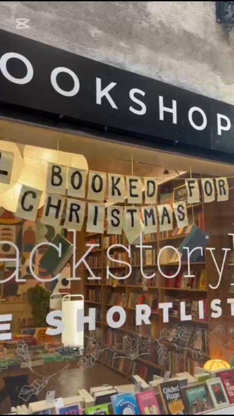 That's it, we can't wait a second longer - We're Christmas decorating! 🎄🎅📚
#backstorybookshop #bookstagram #christmas #booksforchristmas #barcelona