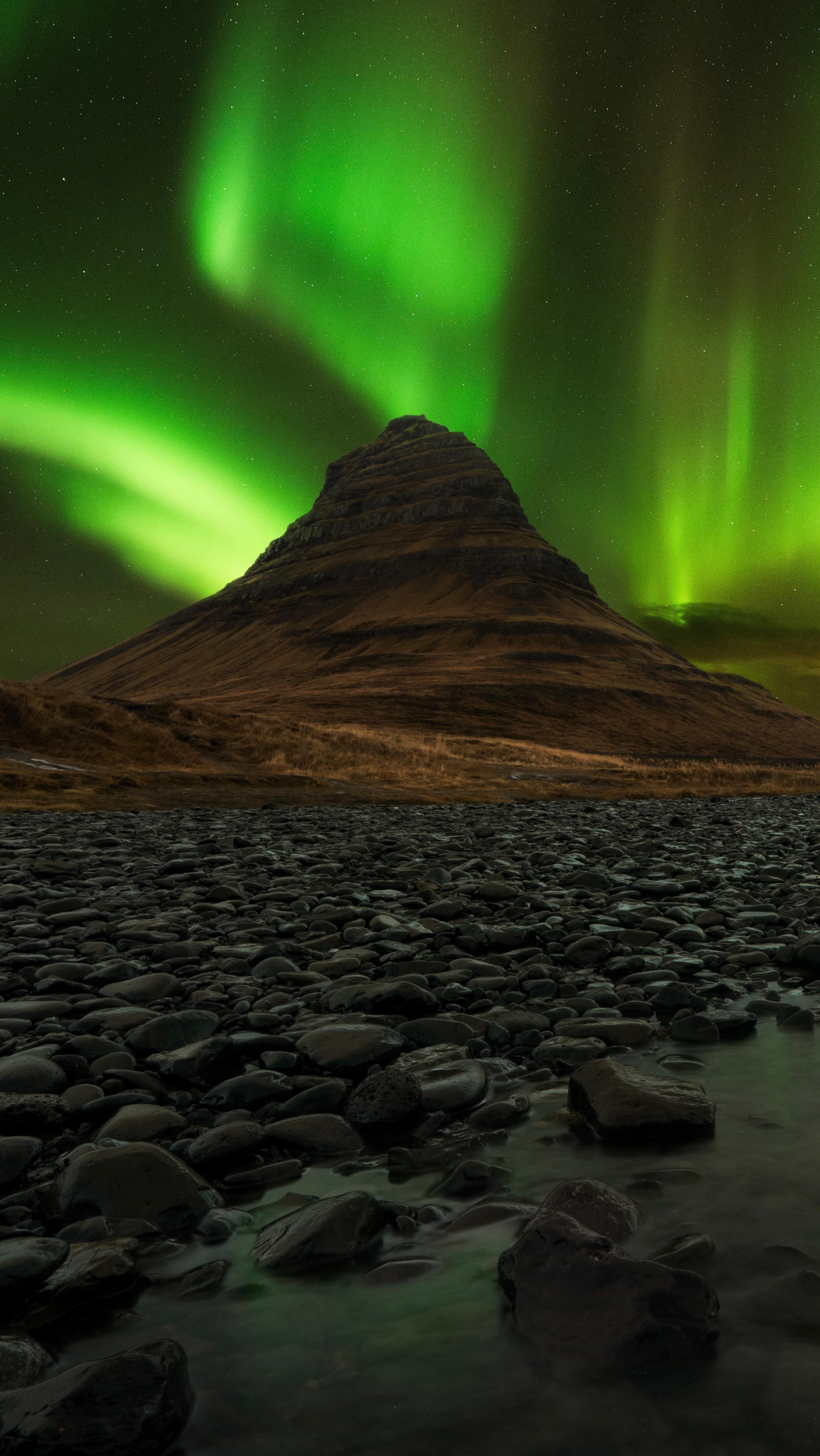 Iceland🌌🌋
Ver este vídeo hecho realidad y finalizado ha hecho que se me salten las lágrimas. Tantos recuerdos, tantos momentos que atesoraré para siempre en mi corazón…🤍
La vida está para vivirla y yo hacía años que no me sentía tan viva como esta semana en Islandia. Más allá de los paisajes bonitos, ha habido lloros, risas, canciones, saltos de alegría, dolor tan intenso que me flaquearon las piernas, caídas, levantamientos y un largo etc de experiencias de las cuales os dejo entrever una pequeñísima parte en este vídeo tan especial para mí.
Gracias, mamá, por ayudarme a levantarme🤍