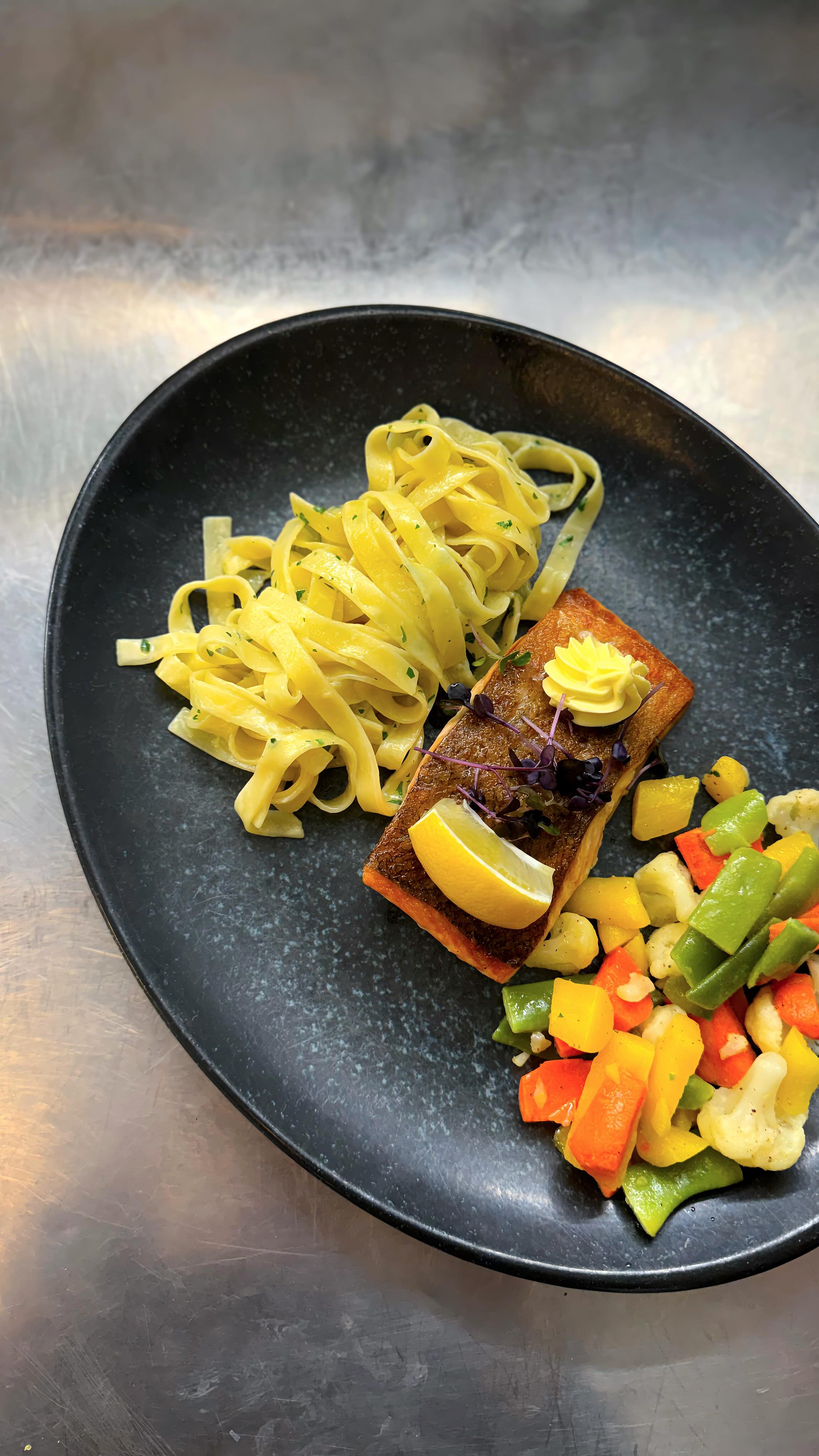 Sie sind da – unsere neuen köstlichen Empfehlungen!
Ob klassischer Kalbstafelspitz, herzhafte Spinatknödel oder zartes Lachsfilet – diese Gerichte lassen keine Wünsche offen.🥘 #genuss #spezialitäten #wrannissimo