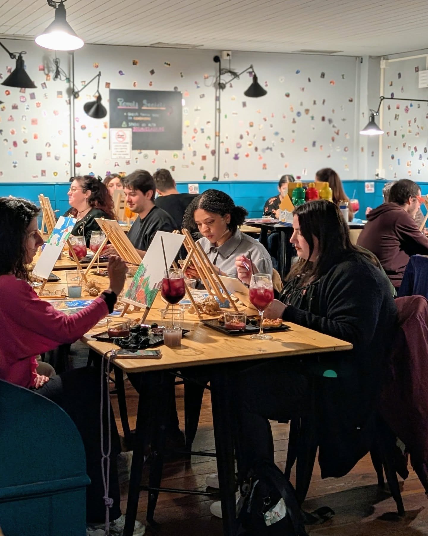 Qualche foto dalla doppia serata di giovedì!
🎨🍹 AperiDipingendo
♟️ Serata scacchi
La creatività, il gioco, la voglia di condividere ed esprimere se stessi 🥹✨
Grazie a tutti quelli che hanno partecipato!
📍Nox&Hop Ludo pub con giochi da tavolo, cibo, birra, drink e tantissimi eventi 👉🏻 continua a seguirci per essere aggiornato su tutte le novità!